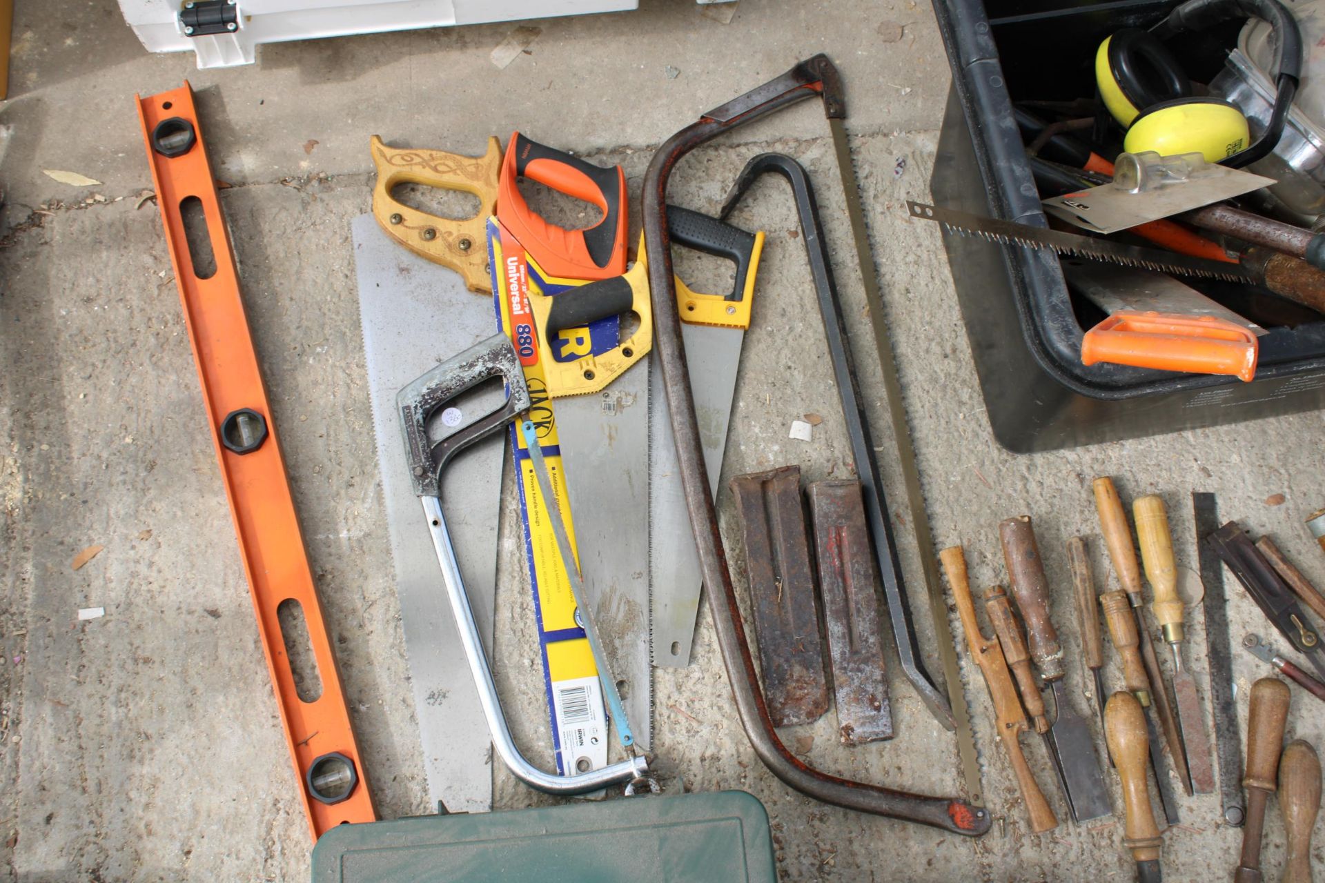 AN ASSORTMENT OF TOOLS TO INCLUDE G CLAMPS, CHISELS AND SAWS ETC - Image 4 of 7