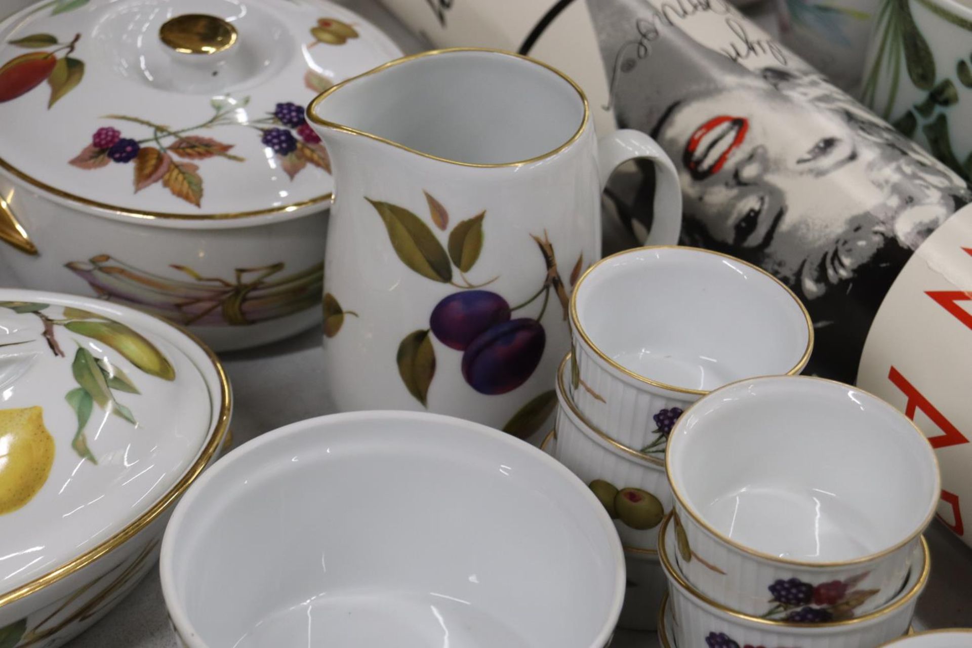 A QUANTITY OF ROYAL WORCESTER EVESHAM TO INCLUDE LIDDED TUREENS, OVAL SERVING BOWL WITH LID, SOUP - Bild 6 aus 6