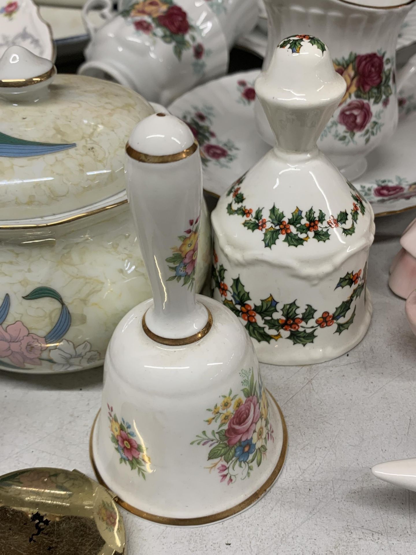 A QUANTITY OF CHINA AND CERAMIC ITEMS TO INCLUDE ROYAL ALBERT 'TRANQUILITY' SERVING PLATES, BELLS, - Image 6 of 7