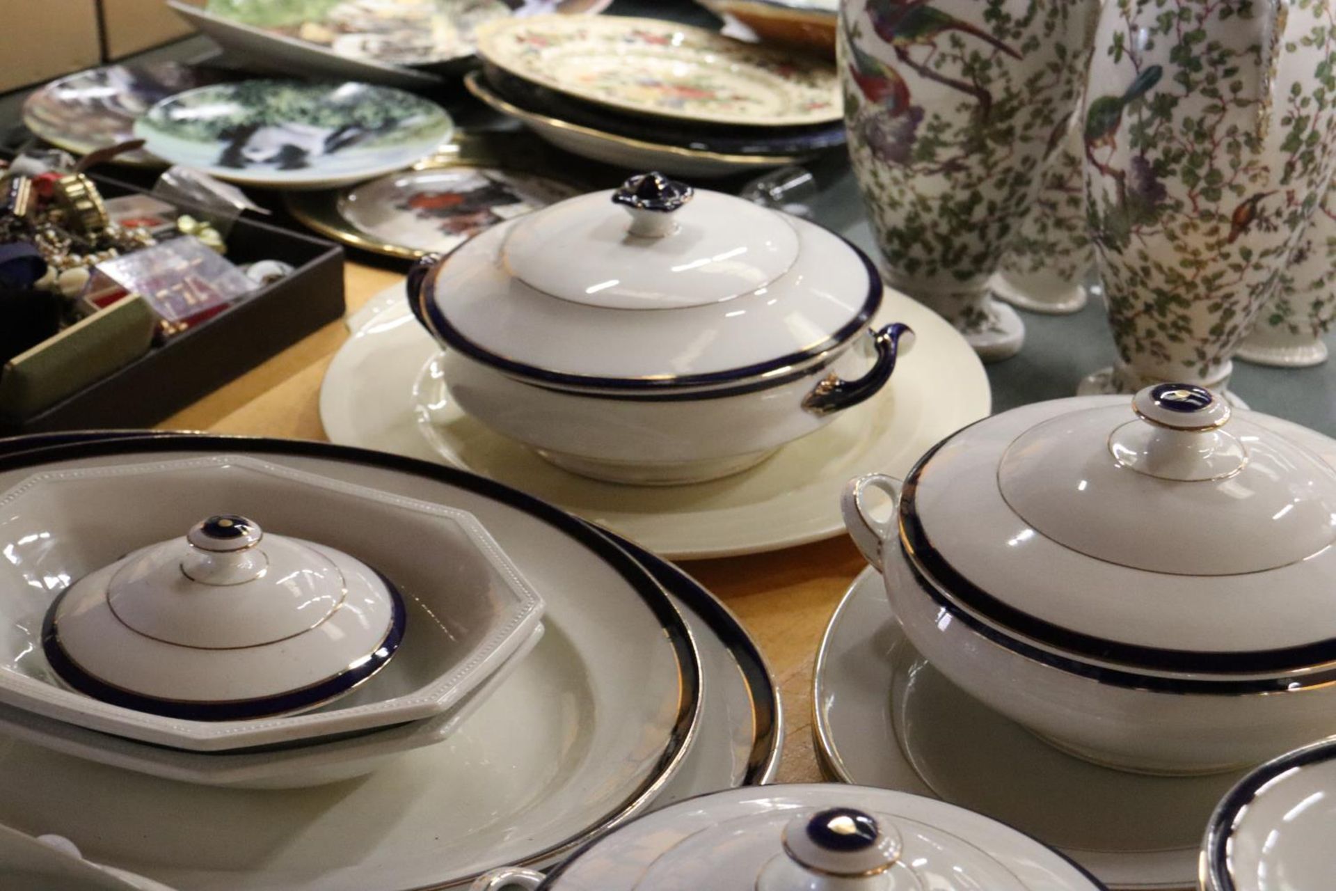 A ROYAL NORFOLK PART DINNER SERVICE TOGETHER WITH A FURTHER UNNAMED WHITE WITH NAVY TRIM DINNER - Image 7 of 7