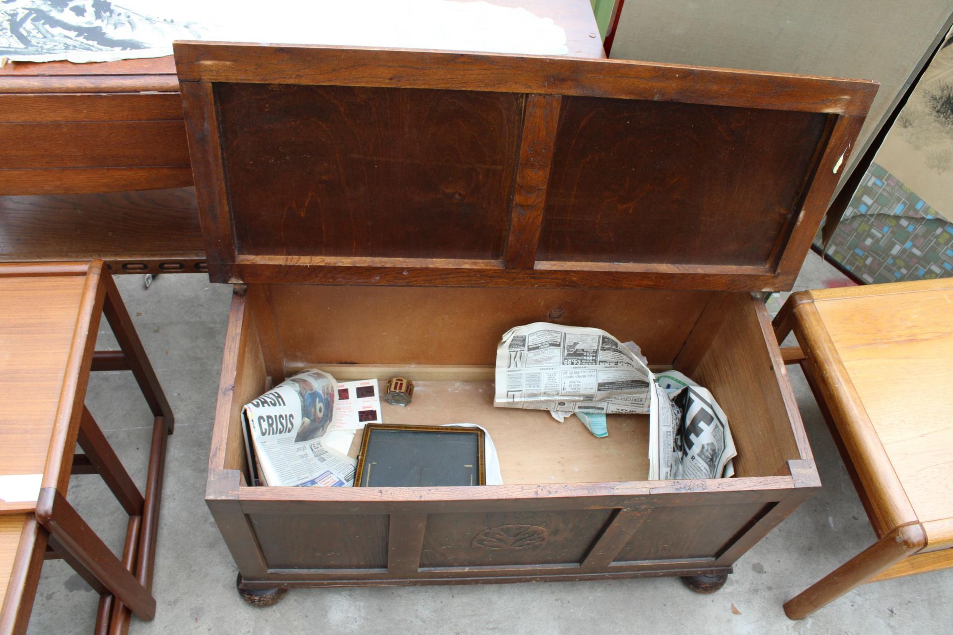 A MID 20TH CENTURY OAK BLANKET CHEST, 36" WIDE - Image 2 of 3