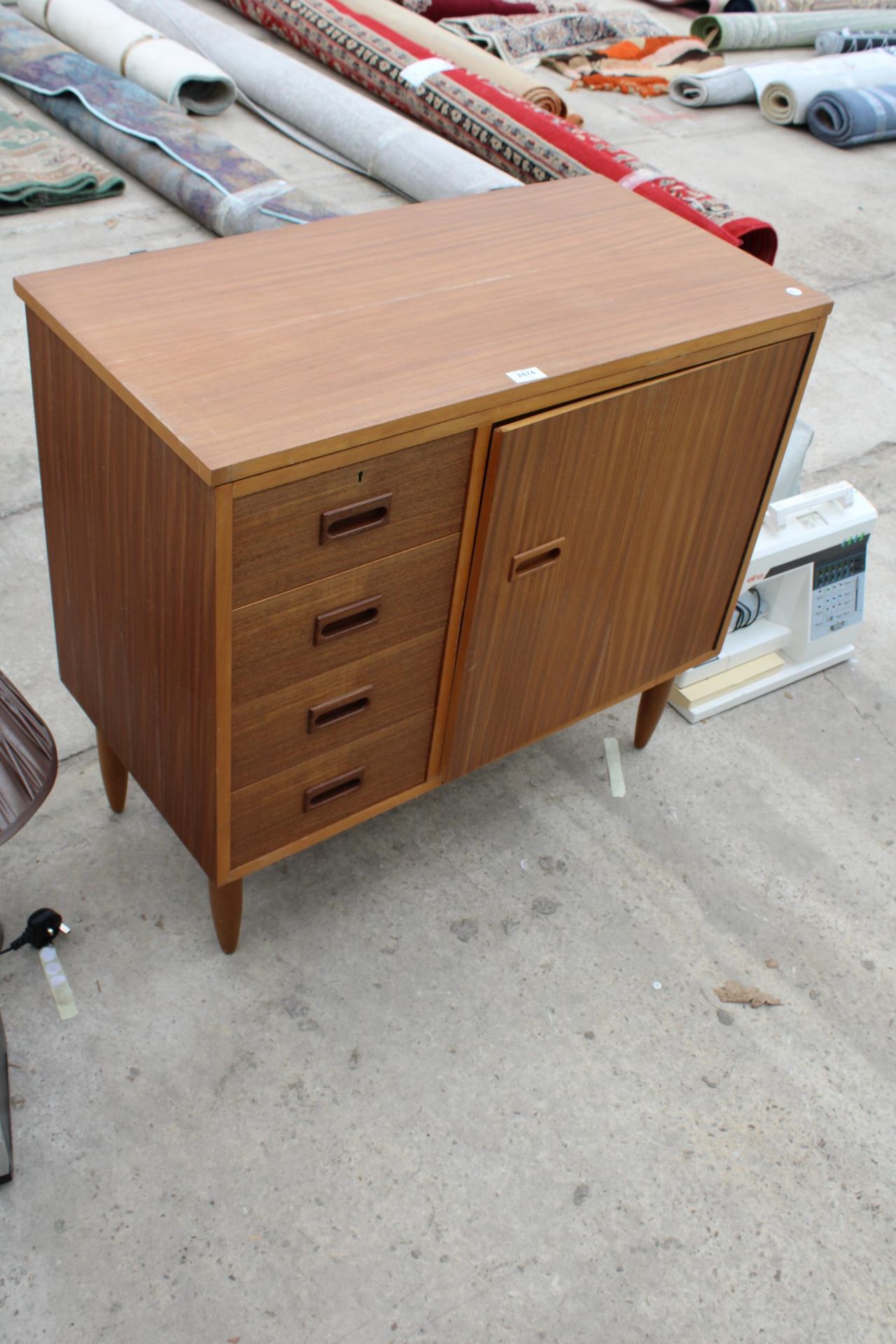 A RETRO TEAK SEWING CABINET WITH ELECTRIC SINGER SEWING MACHINE AND ACCESSORIES - Image 5 of 5