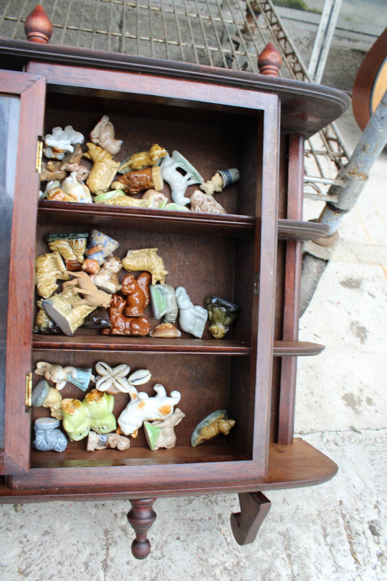 A VINTAGE WOODEN DISPLAY CABINET AND AN ASSORTMENT OF WADE FIGURES - Image 2 of 3