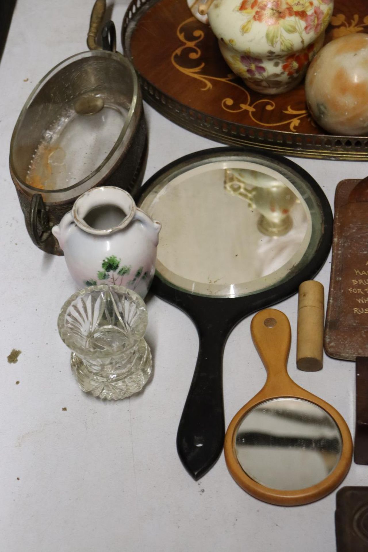 A MIXED LOT TO INCLUDE PORCELAIN VASES, AN INLAID GALLERIED TRAY, STAMP CASE, HAND MIRRORS, TREEN, - Bild 4 aus 5
