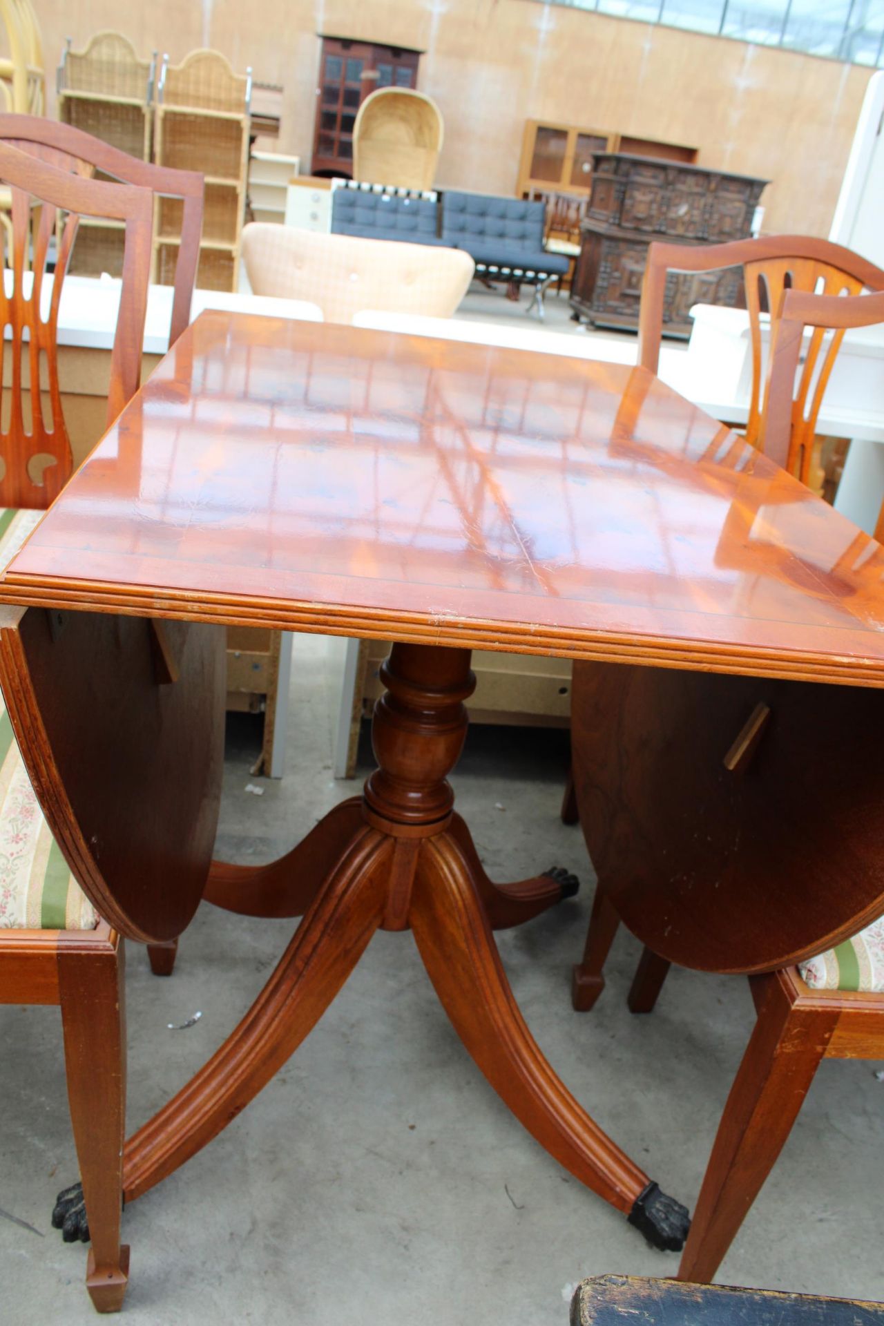 A MODERN YEW WOOD PEDESTAL DROP-LEAF DINING TABLE AND FOUR MATCHING CHAIRS - Image 2 of 5