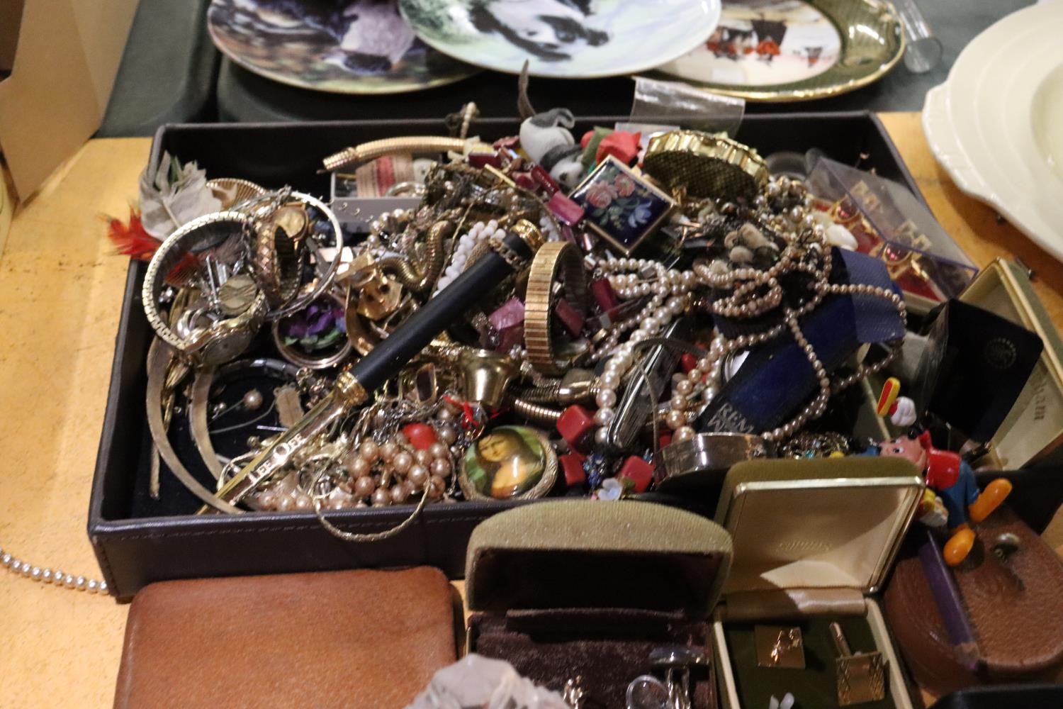 A QUANTITY OF ITEMS TO INCLUDE CUFFLINKS, MIRRORED COMPACTS, LIGHTERS, JEWELLERY, ETC., - Image 4 of 6