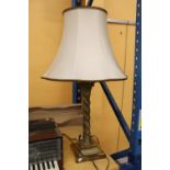 A VINTAGE BRASS TABLE LAMP WITH TWISTED COLUMN BASE AND SHADE, HEIGHT TO TOP OF BASE, 36CM