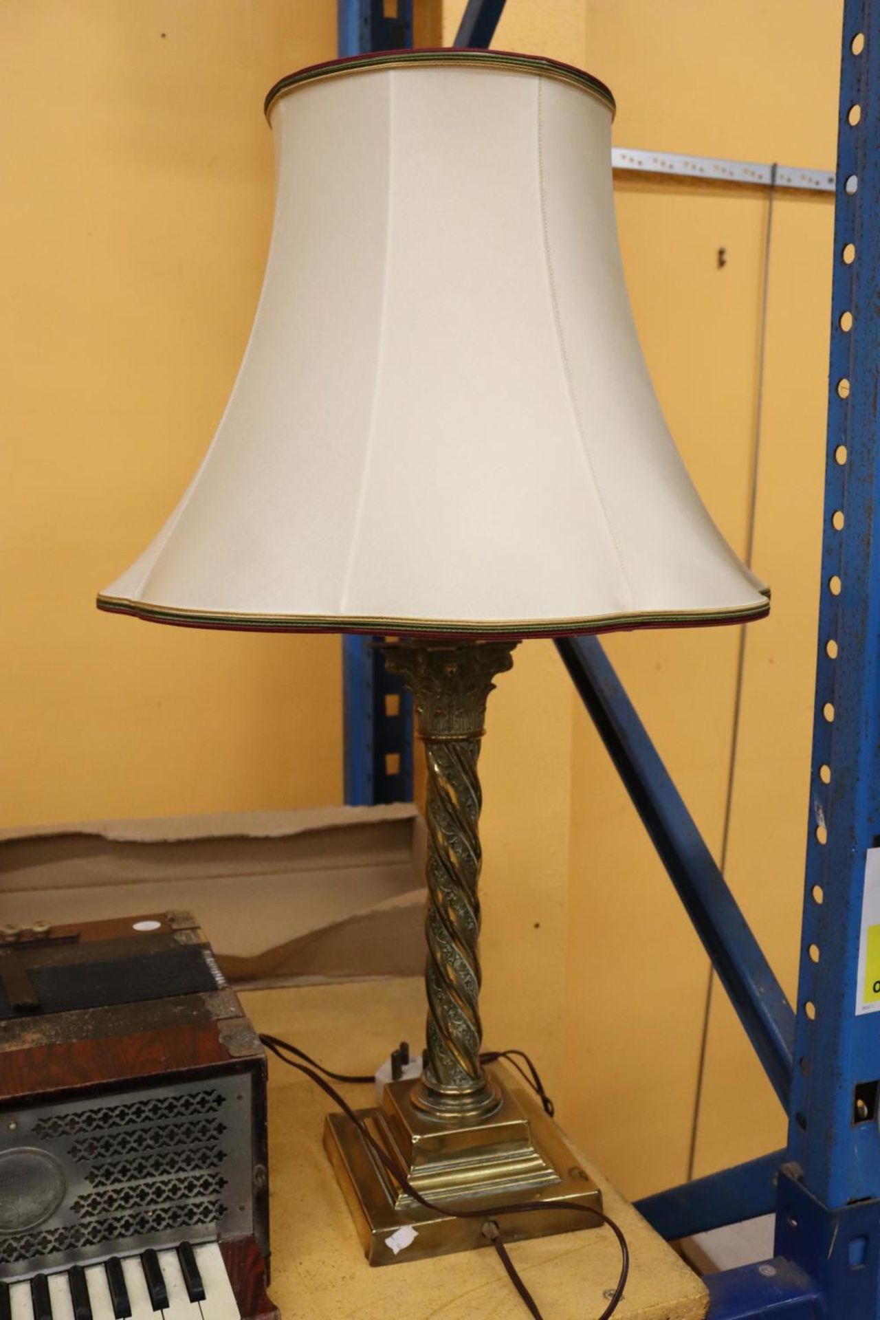 A VINTAGE BRASS TABLE LAMP WITH TWISTED COLUMN BASE AND SHADE, HEIGHT TO TOP OF BASE, 36CM