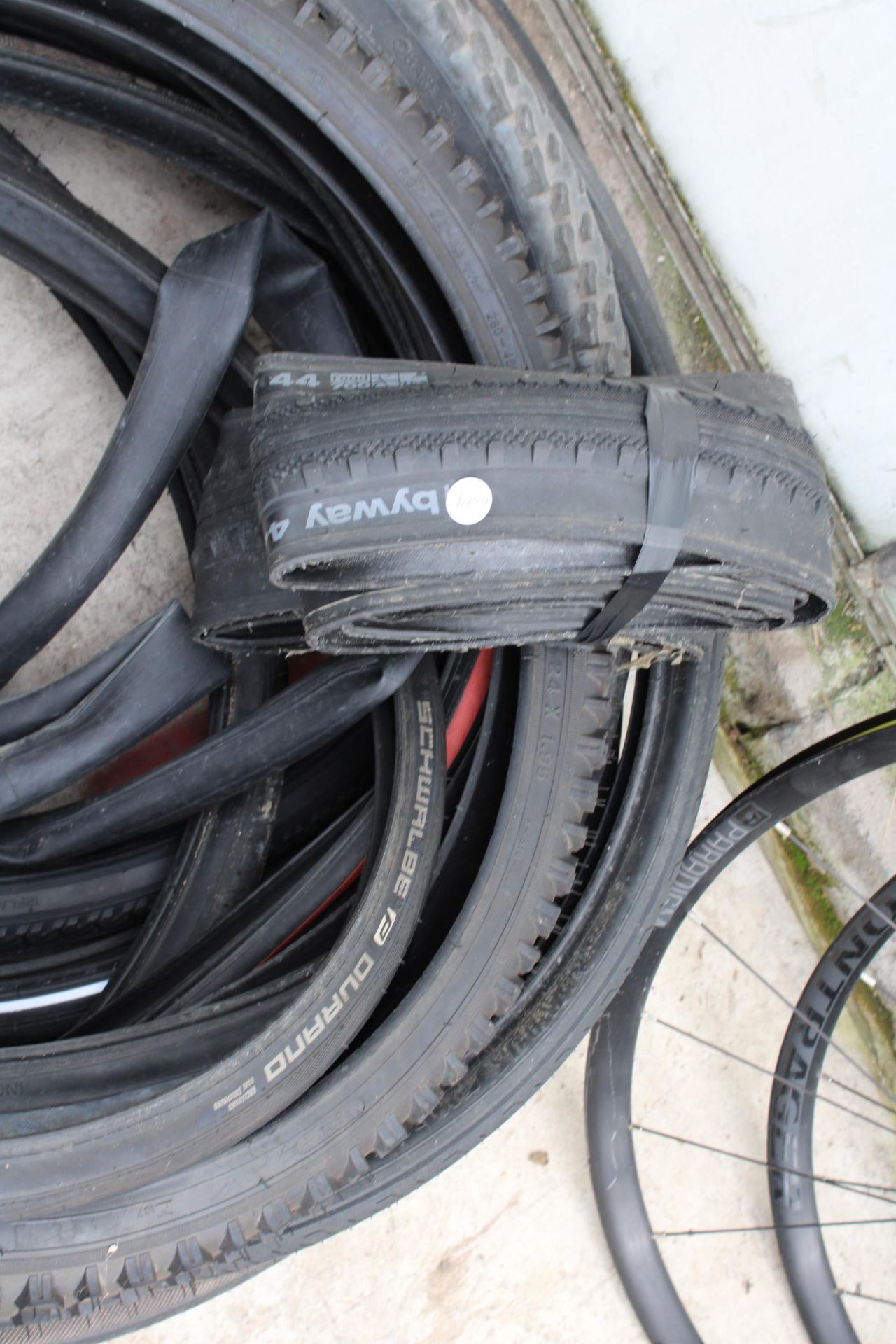 A LARGE QUANTITY OF AS NEW BIKE TYRES - Bild 2 aus 2