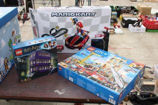 AN ASSORTMENT OF TOYS TO INCLUDE A BOXED LEGO CITY SET, A HARRY POTTER LEGO NIGHT BUS AND A