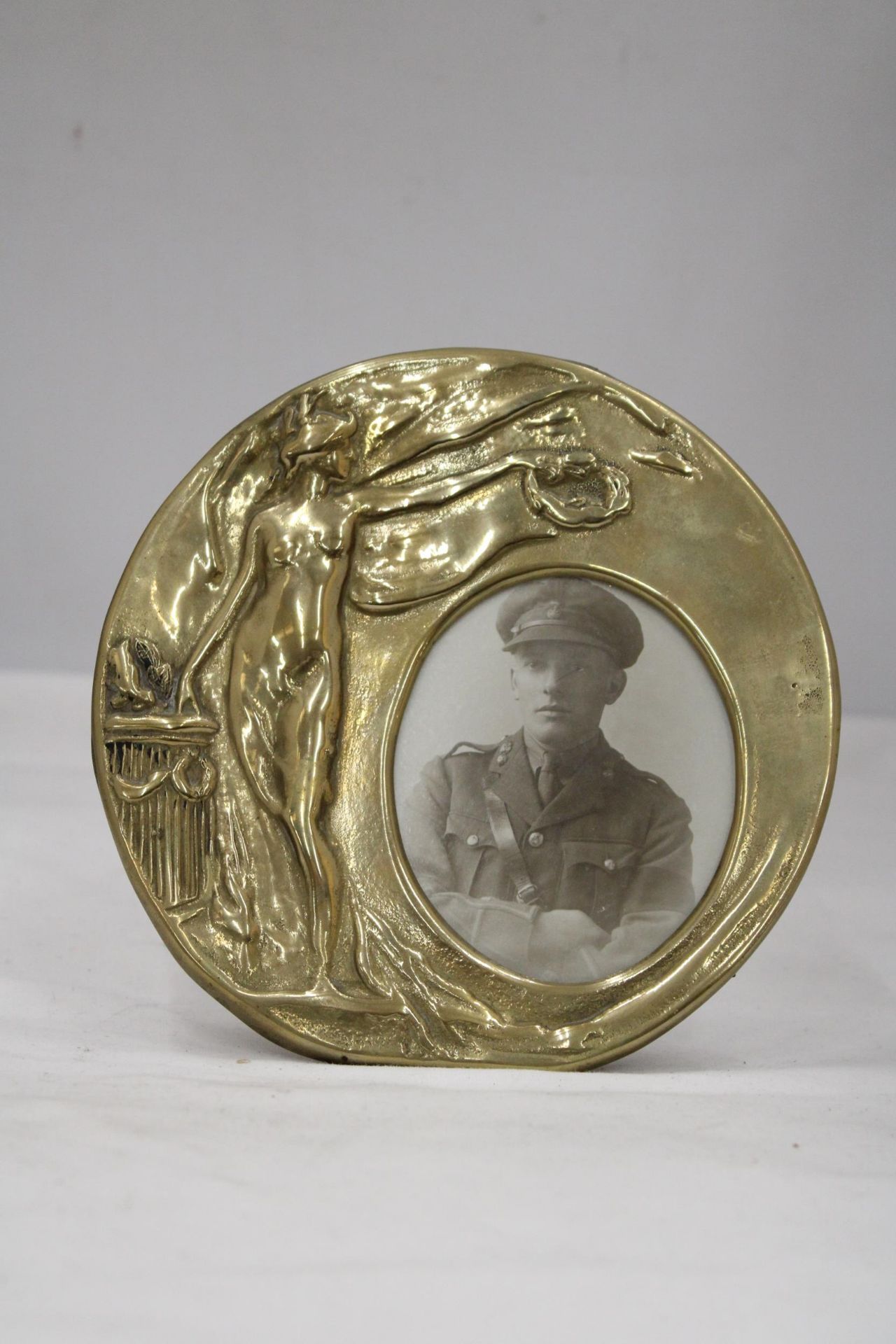 A WW1 DEATH PENNY BRASS FRAME WITH A PHOTO OF AN INFANTRY MAN - Image 2 of 4