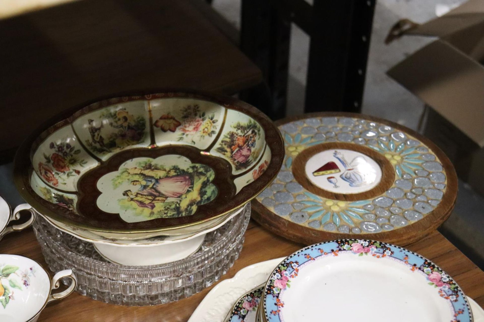 A LARGE QUANTITY OF VINTAGE CHINA CUPS AND SAUCERS TO INCLUDE ROYAL STAFFORD, COLCLOUGH, QUEEN ANNE, - Image 4 of 5