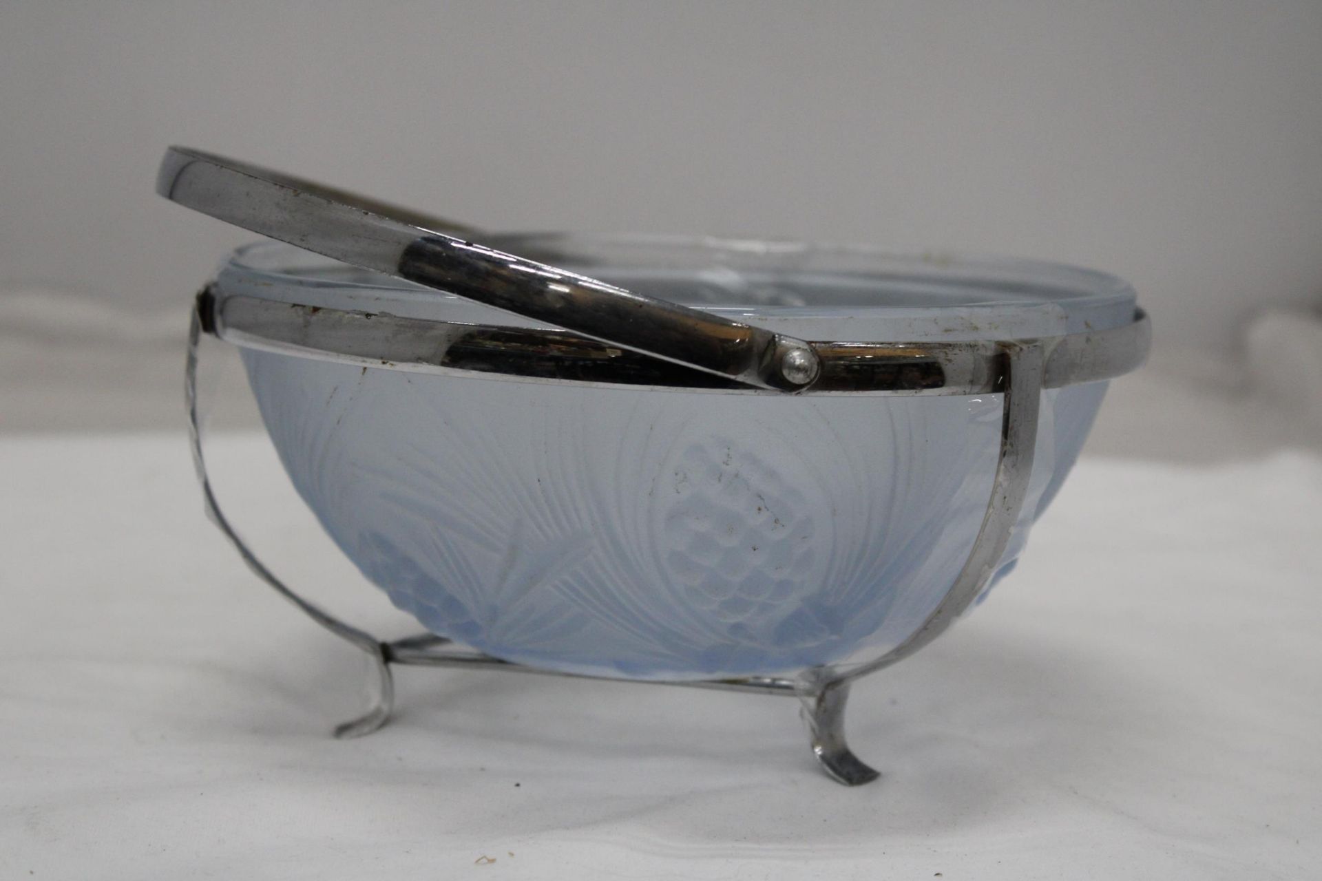 A VINTAGE JOBLING GLASS BOWL IN A SILVER PLATED HOLDER, DIAMETER 18CM - Image 3 of 6