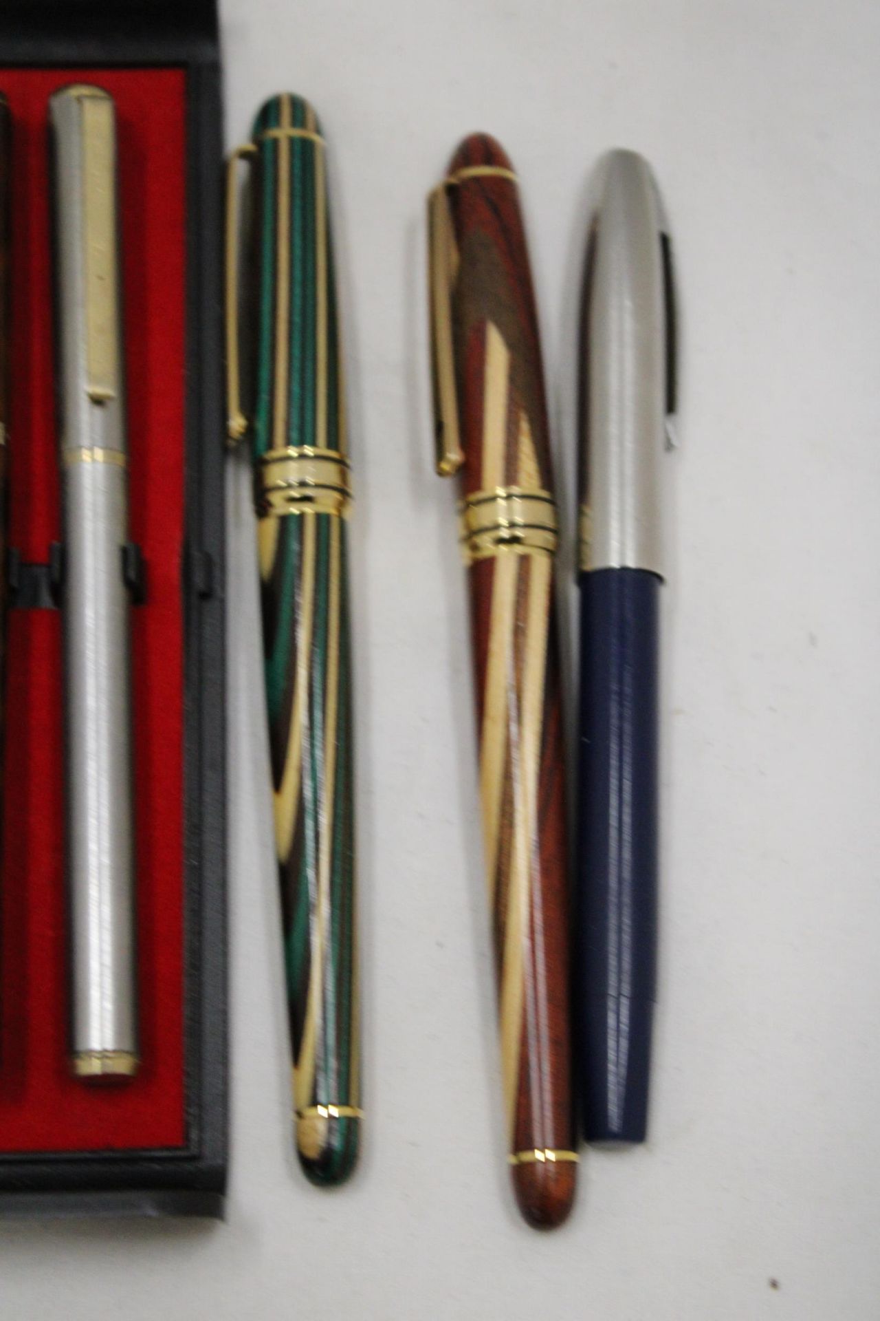 A COLLECTION OF VINTAGE PENS TO INCLUDE A SHEAFFER - 5 IN TOTAL - Image 3 of 4