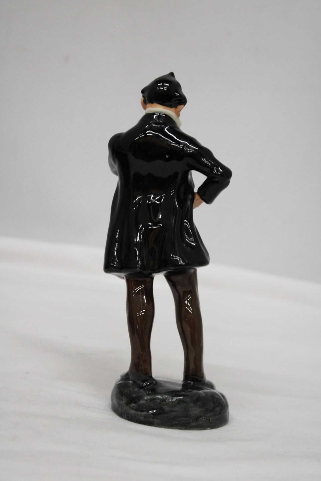 A ROYAL DOULTON 'PECKSNIFF' FIGURINE (HN 2098) - Image 4 of 6