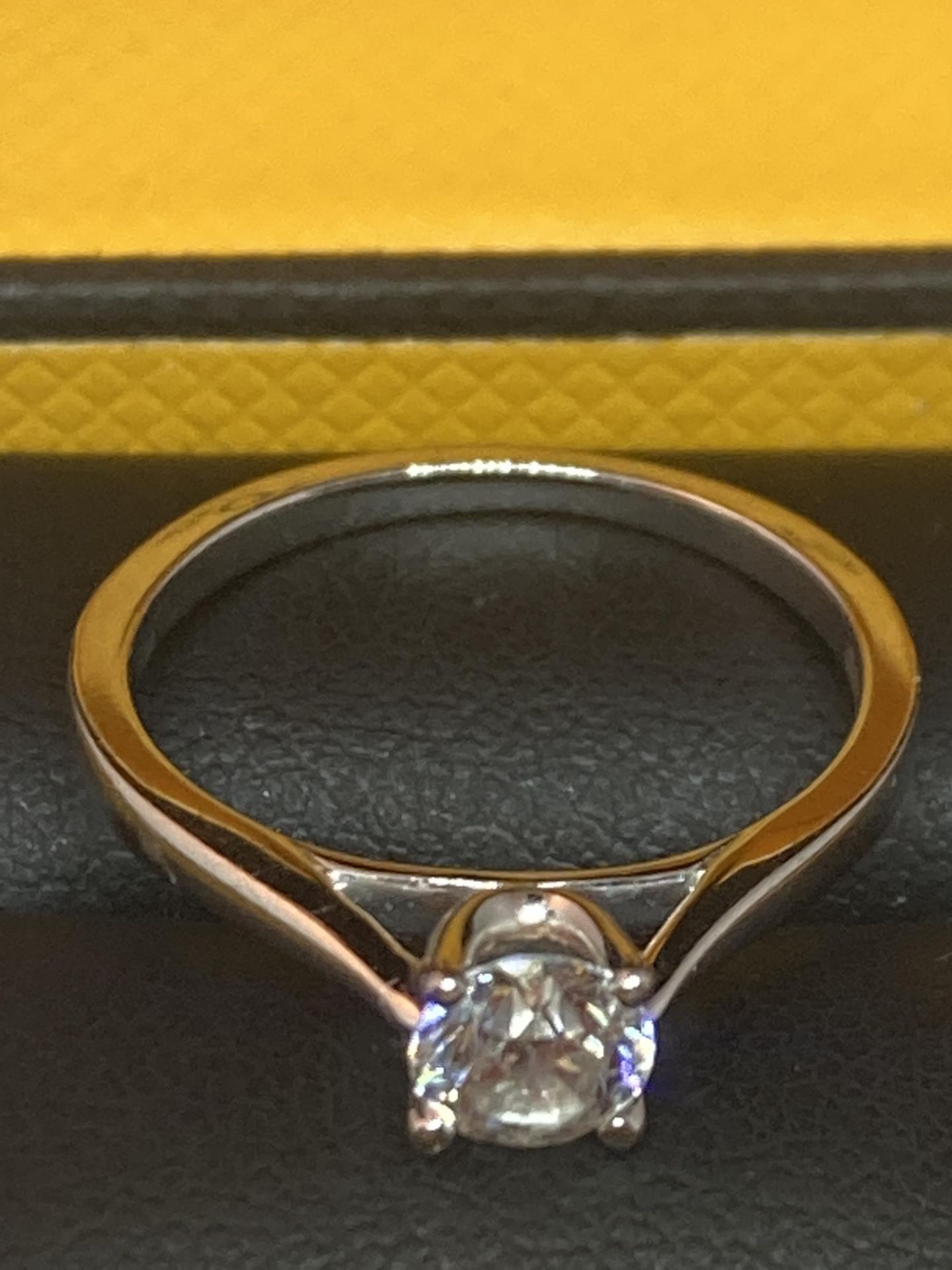 AN 18 CARAT WHITE GOLD RING WITH A 0.5 CARAT SOLITAIRE DIAMOND COMPLETE WITH GGI CERTIFICATE IN - Image 3 of 7