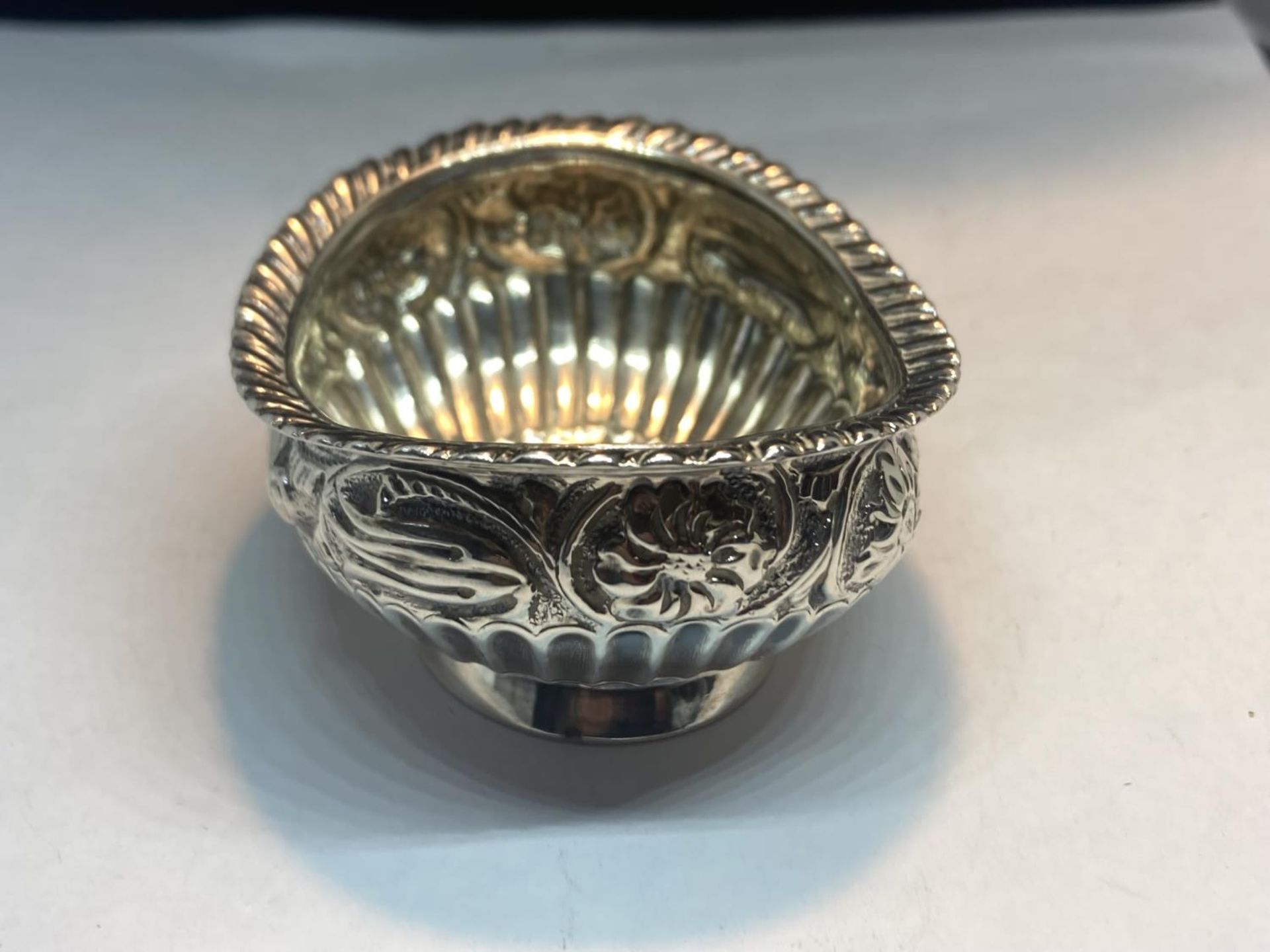 A VICTORIAN HALLMARKED LONDON SILVER SALT 37.1 GRAMS - Image 2 of 4