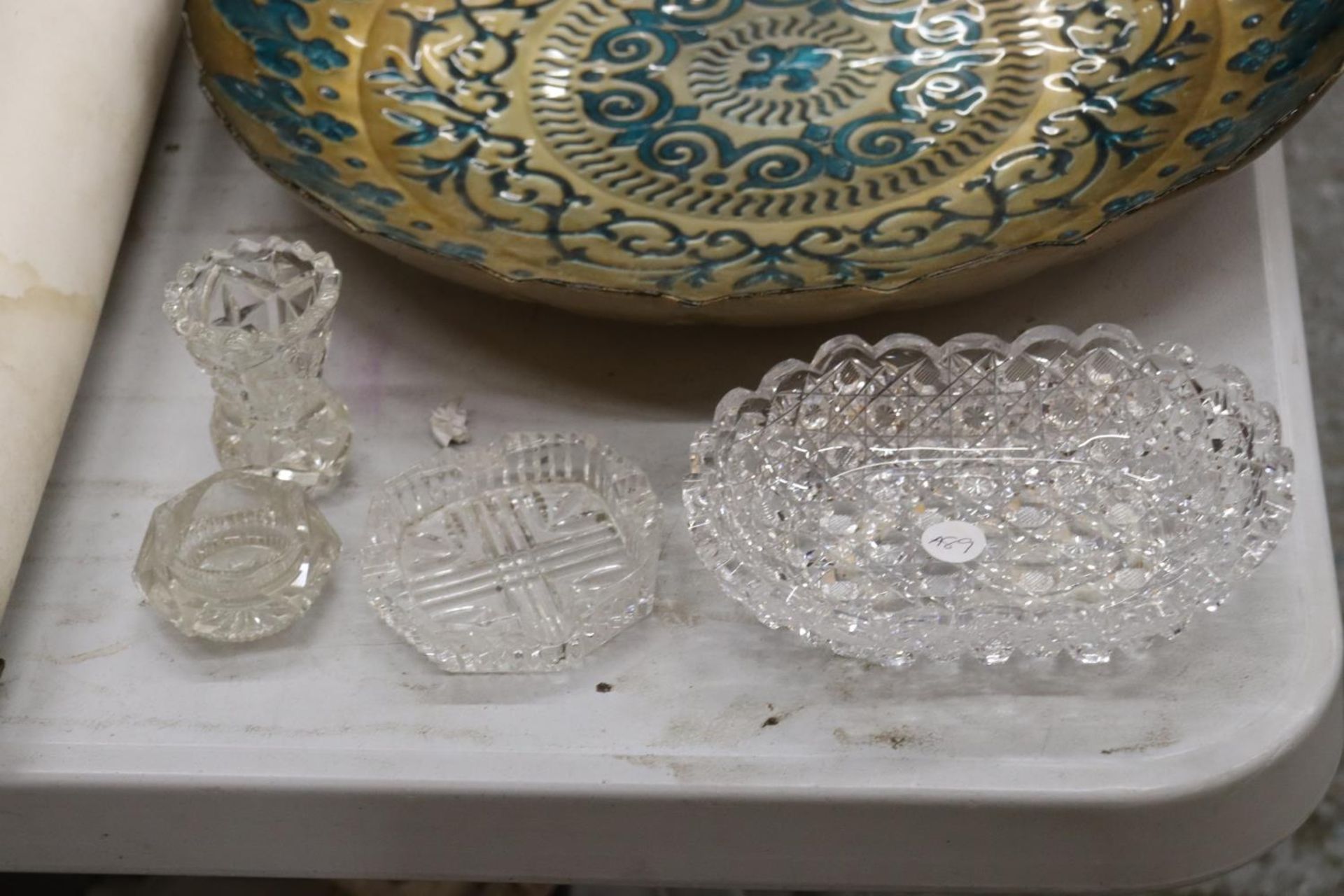 A QUANTITY OF GLASSWARE TO INCLUDE A MUSHROOM LAMP, BUTTER DISH, CANDLE HOLDERS AND AN ORNATE GOLD - Bild 4 aus 5