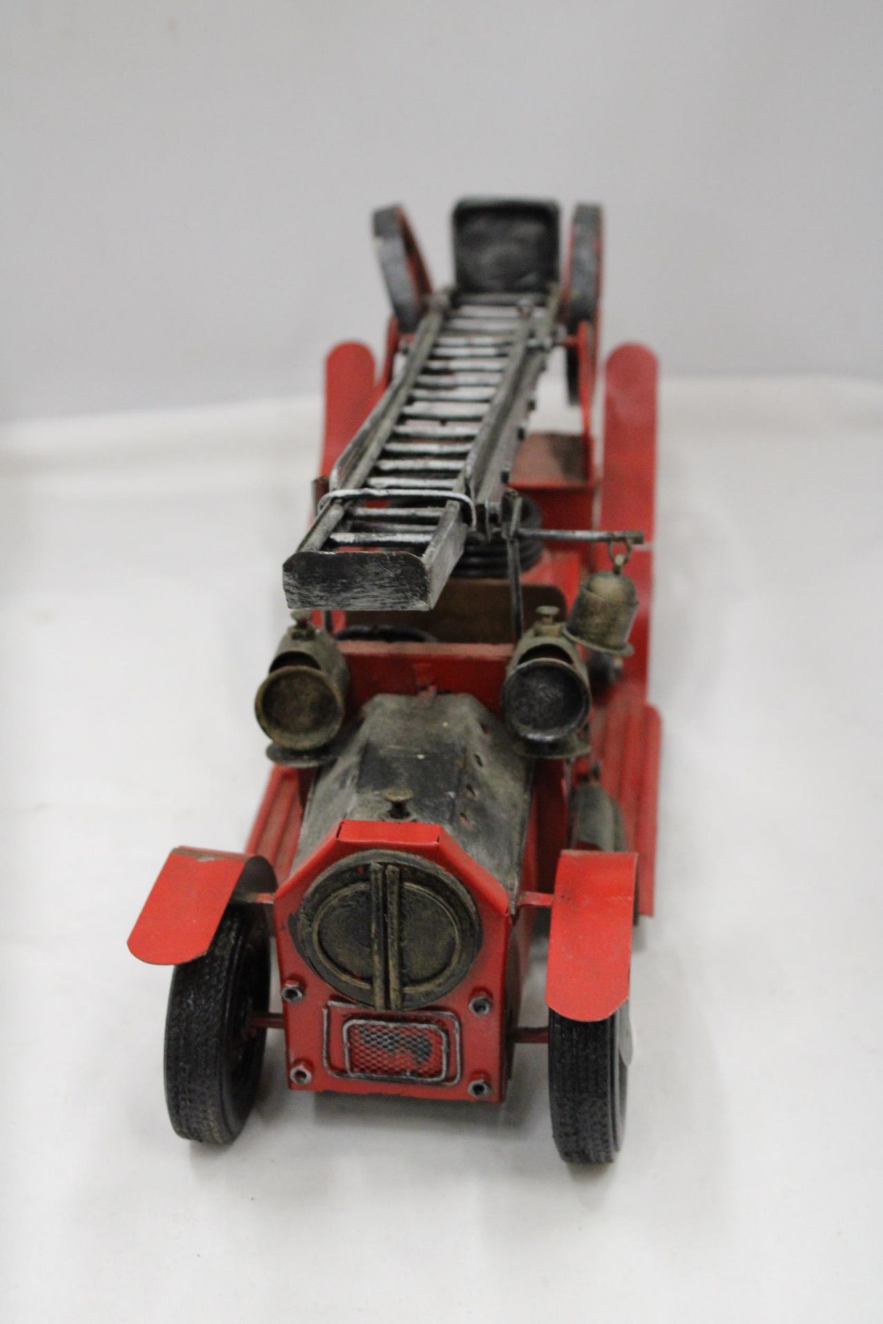 A 1930'S STEEL AND TIN PLATE FIRE ENGINE, LENGTH 41CM - Image 3 of 5