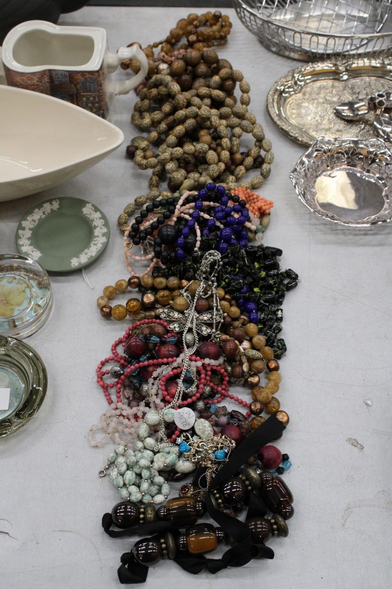 A LARGE QUANTITY OF VINTAGE NECKLACES