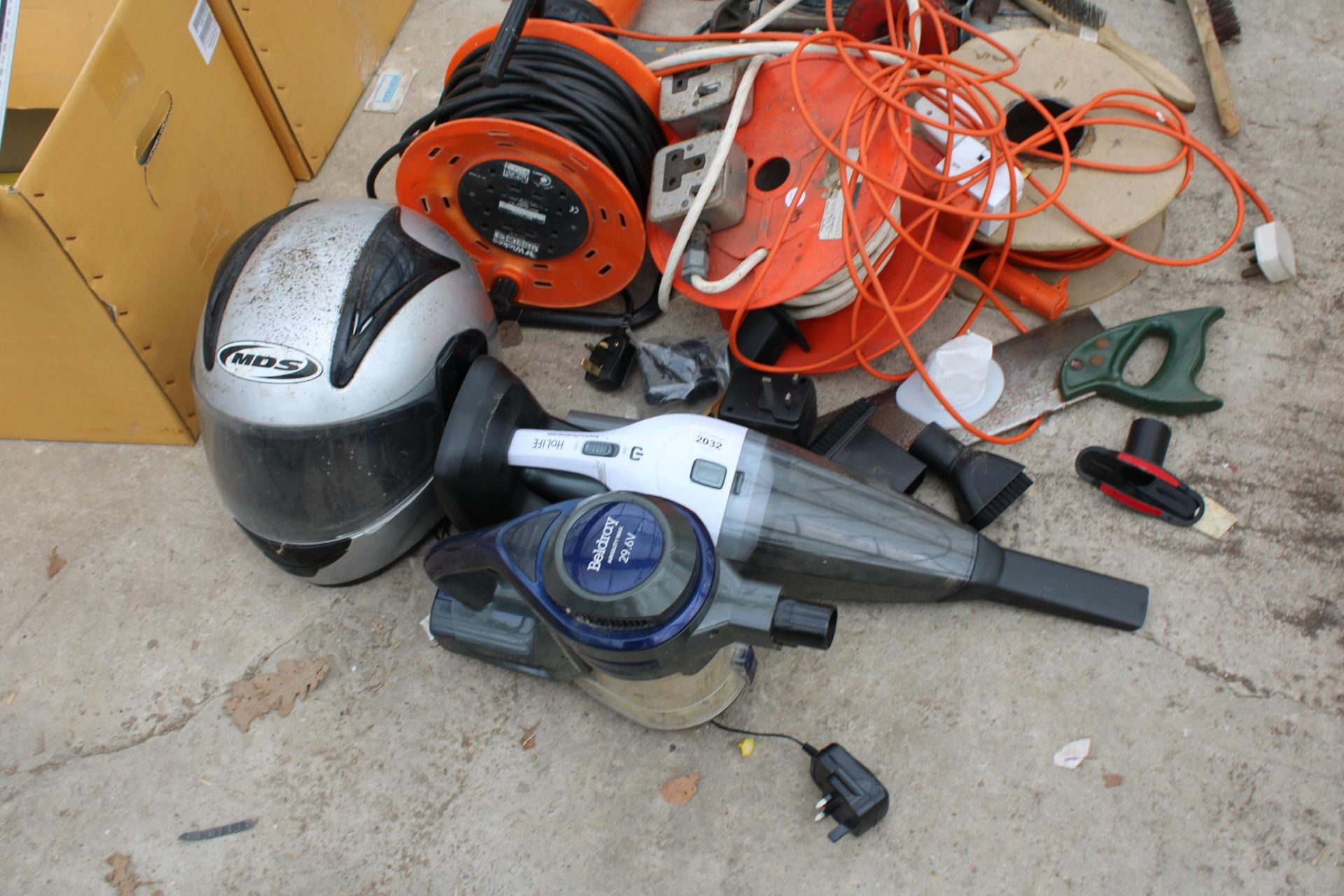 AN ASSORTMENT OF ITEMS TO INCLUDE EXTENSION LEADS, A MOTORBIKE HELMET AND AN ELECTRIC SANDER ETC - Image 2 of 4
