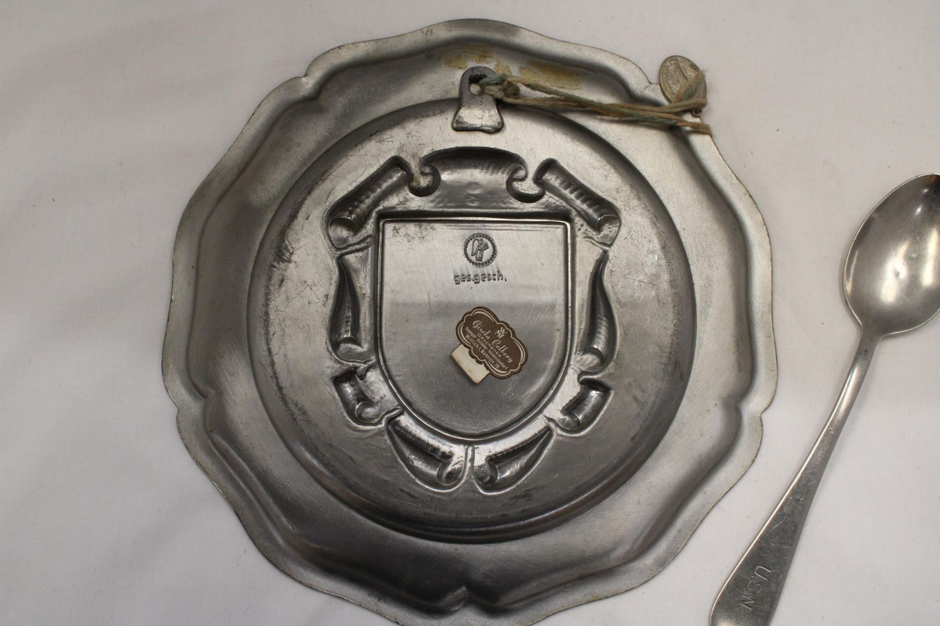 A VINTAGE PEWTER TRAY AND A UNITED STATES NAVY SPOON - Bild 6 aus 7