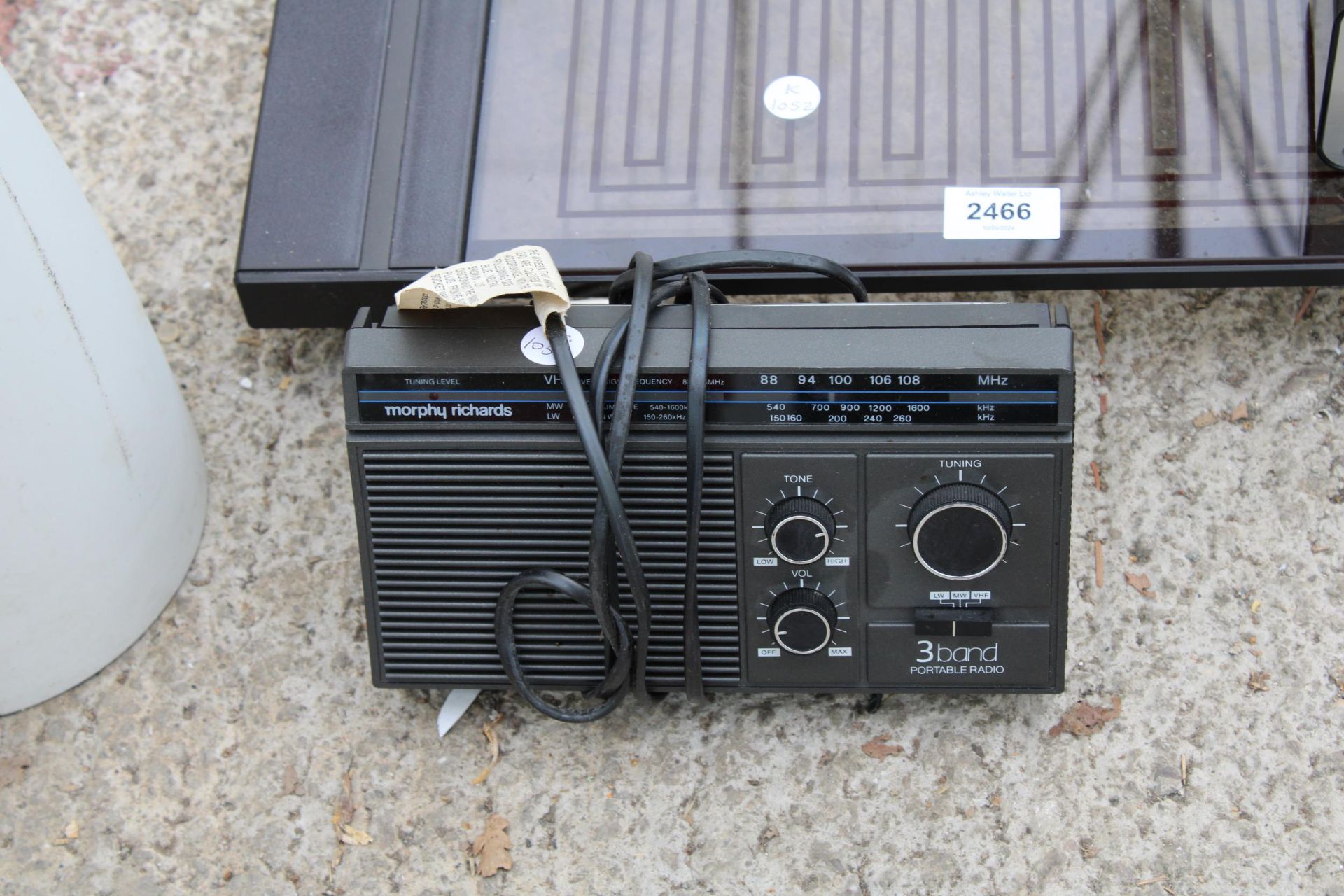 A HEAT PLATE, A RADIO AND AN ALARM CLOCK - Bild 2 aus 3