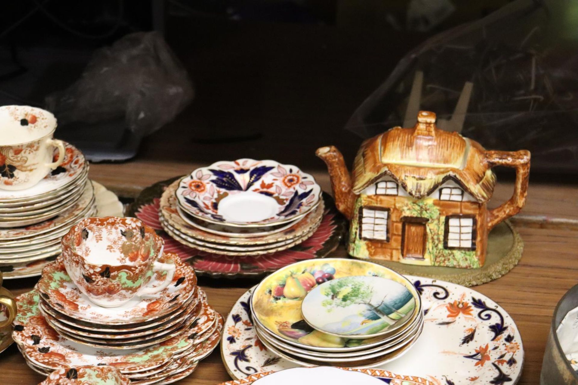 A LARGE QUANTITY OF TEAWARE, ETC TO INCLUDE VINTAGE CUPS, SAUCERS AND SIDE PLATES, A COTTAGE TEAPOT, - Image 4 of 4