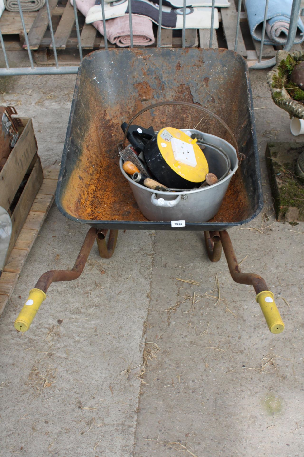 AN ASSORTMENT OF ITEMS TO INCLUDE A WHEEL BARROW, A JAM PAN AND HAND TOOLS ETC