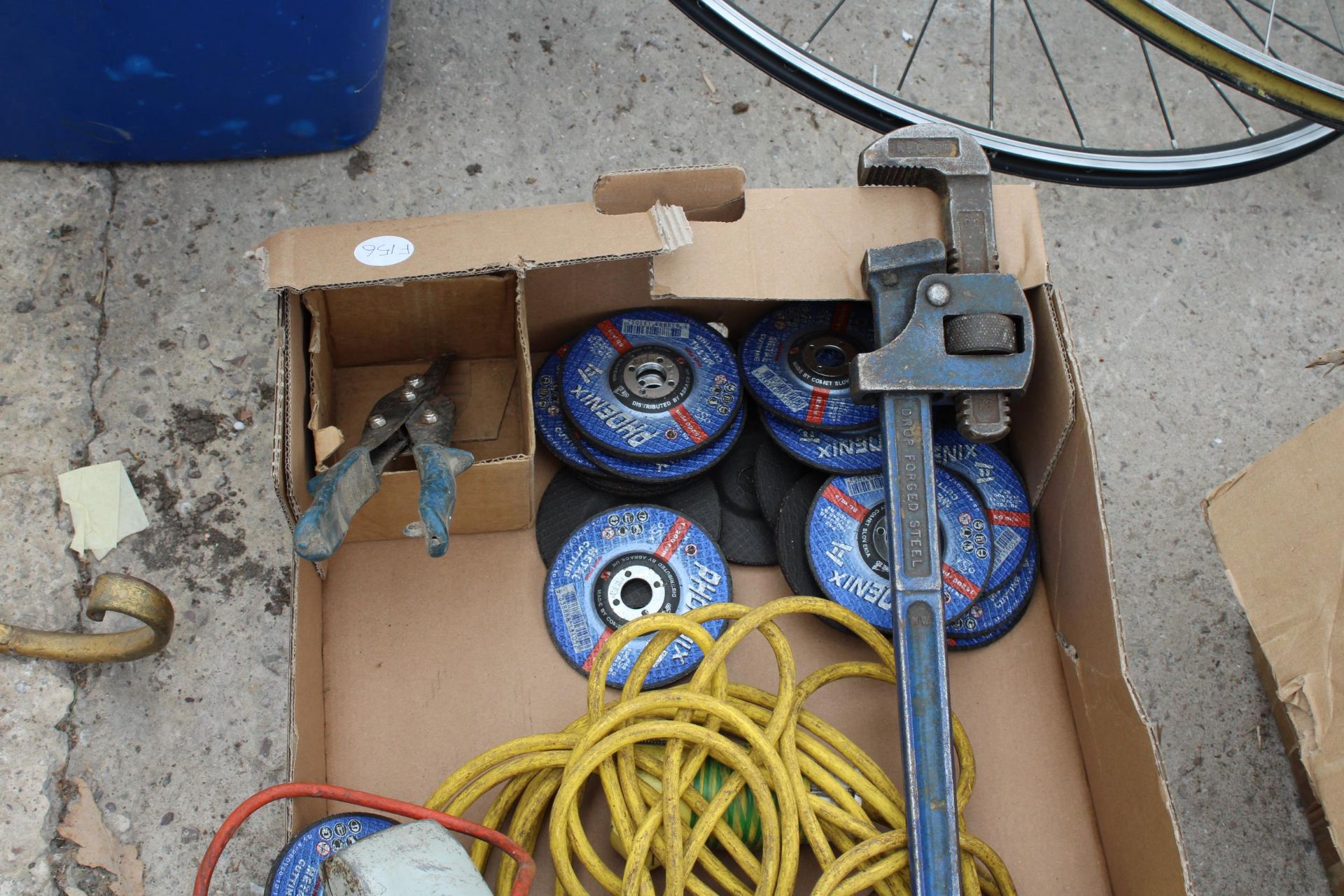 AN ASSORTMENT OF TOOLS TO INCLUDE AN ANGLE GRINDER, RECORD STILSENS AND CUTTING DISCS ETC - Image 2 of 3