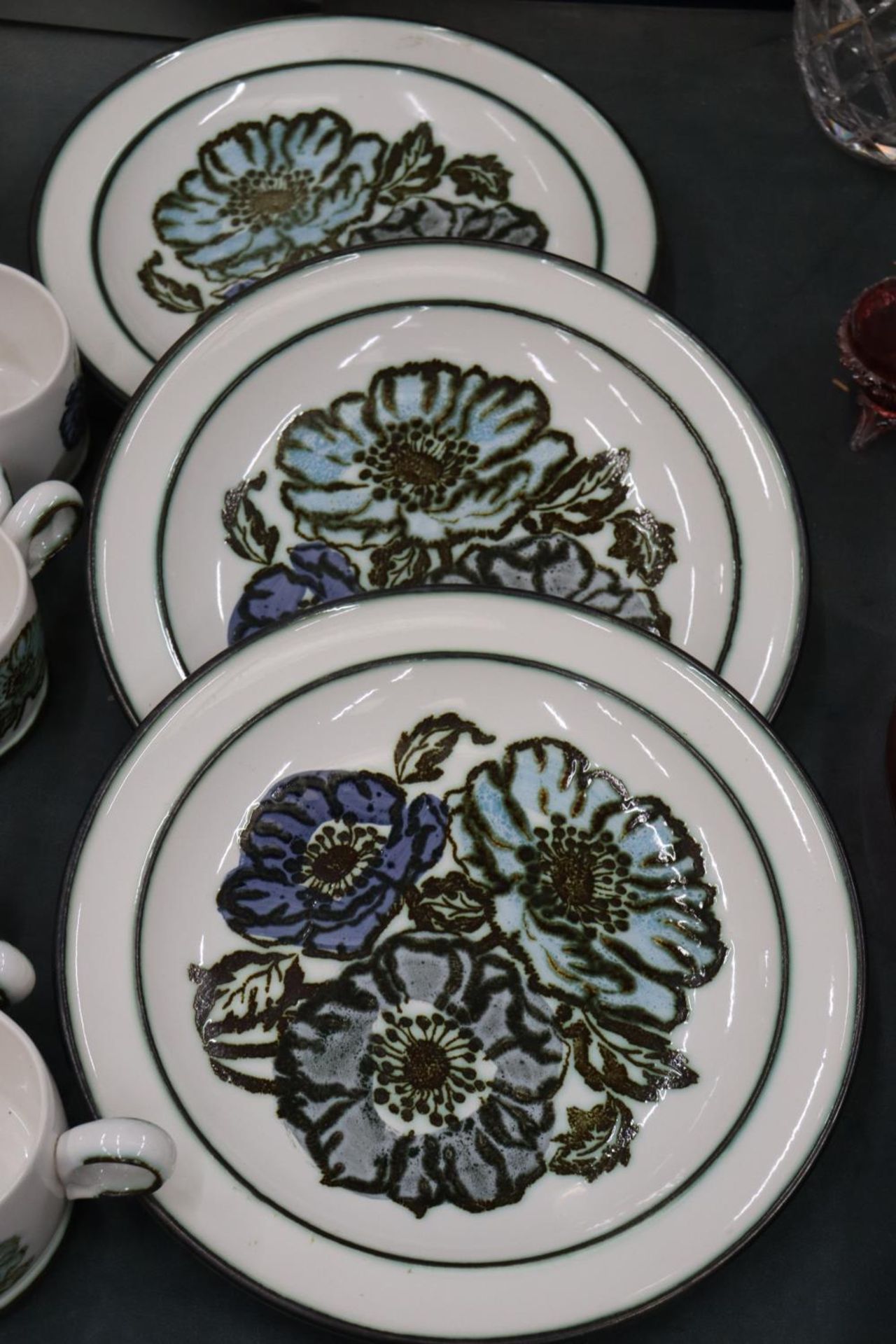 A QUANTITY OF WEDGEWOOD TO INCLUDE SIX PLATES AND FIVE MUGS - Image 2 of 6