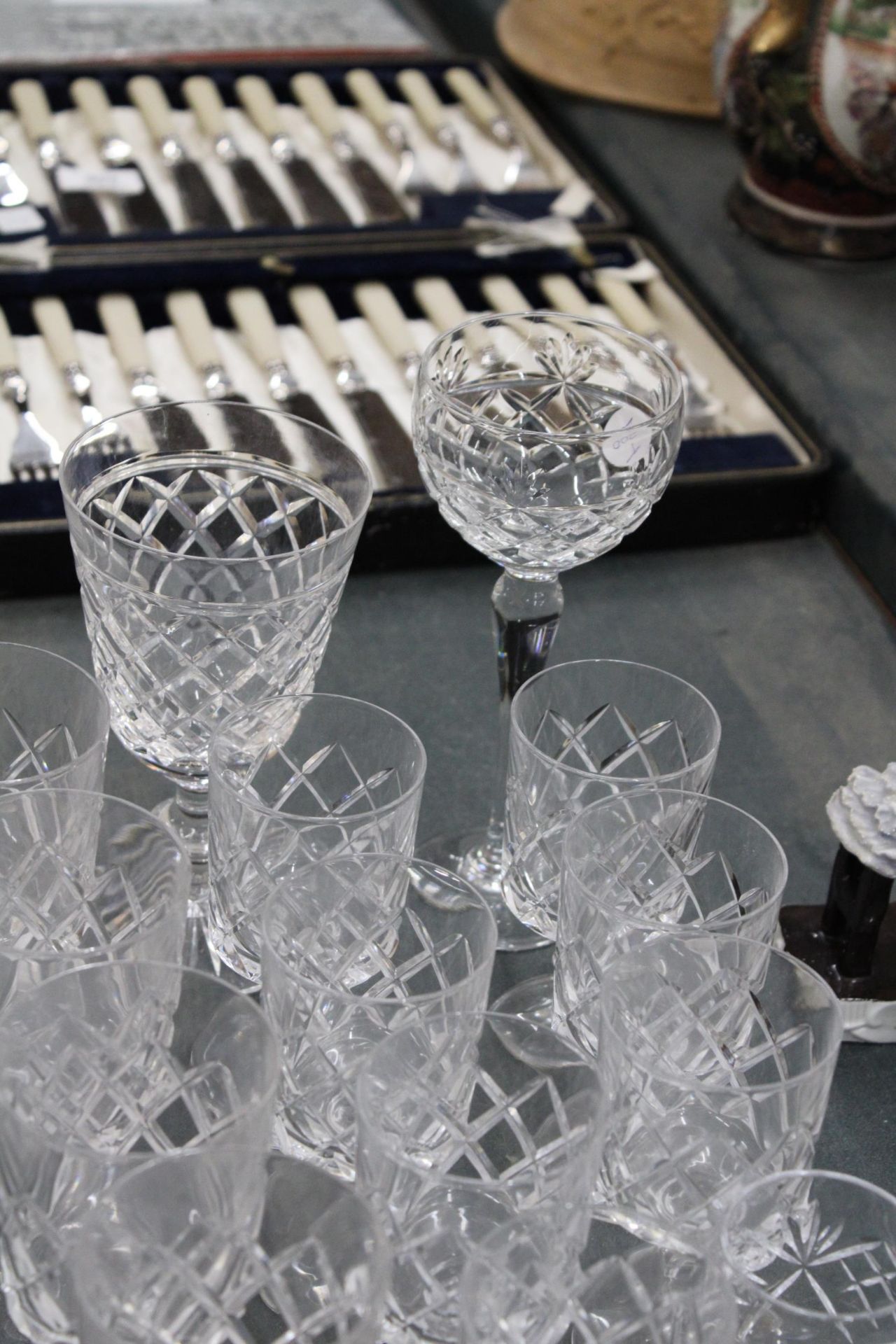 A QUANTITY OF GLASSES TO INCLUDE WINE, TUMBLERS, ETC - Image 5 of 7