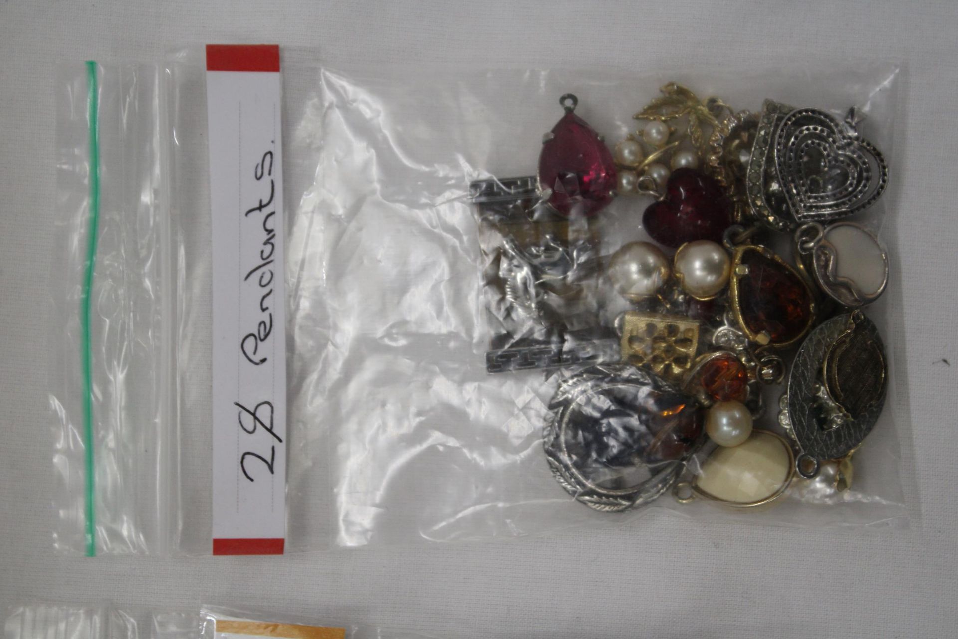 A QUANTITY OF COSTUME JEWELLERY TO INCLUDE RINGS, BRACELETS AND PENDANTS - Image 4 of 4