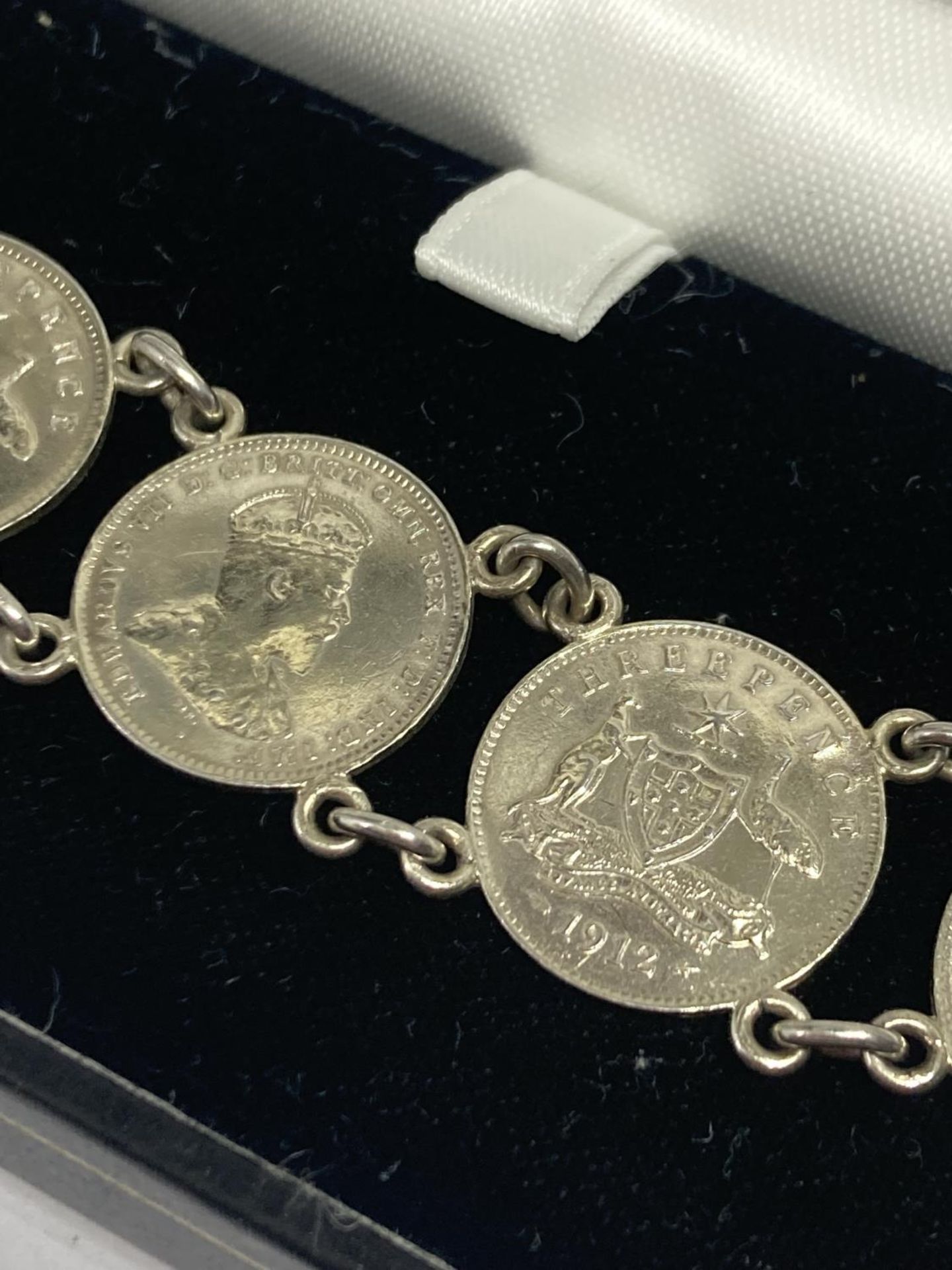 A PRE WWI 925 SILVER AUSTRALIAN THREE PENCE COIN BRACELET IN A PRESENTATION BOX - Bild 3 aus 3