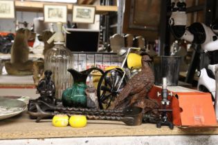 A MIXED LOT TO INCLUDE A SMALL LUMEX MICROSCOPE, VINTAGE 'CRYPTON' FLOUORESCENT TABLE LIGHT, A BOXED