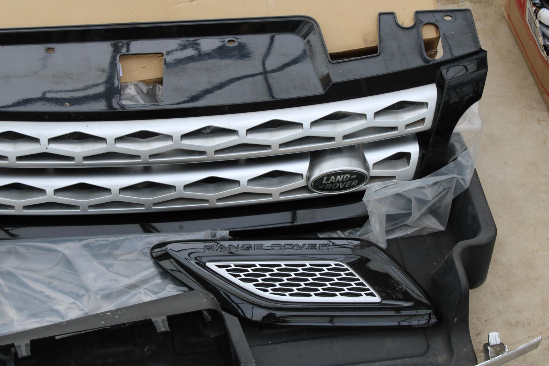 AN ASSORTMENT OF LAND ROVER CAR SPARES TO INCLUDE GRILLS AND A BOOT LINER ETC - Image 2 of 6