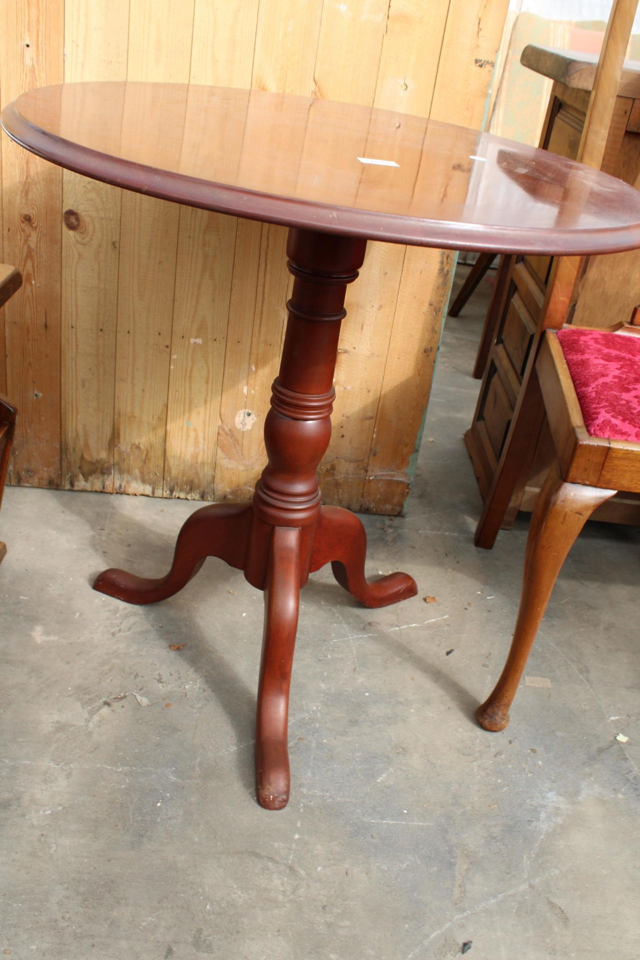 A 19TH CENTURY STYLE TILT TOP TRIPOD TABLE 27" DIAMETER - Bild 2 aus 2