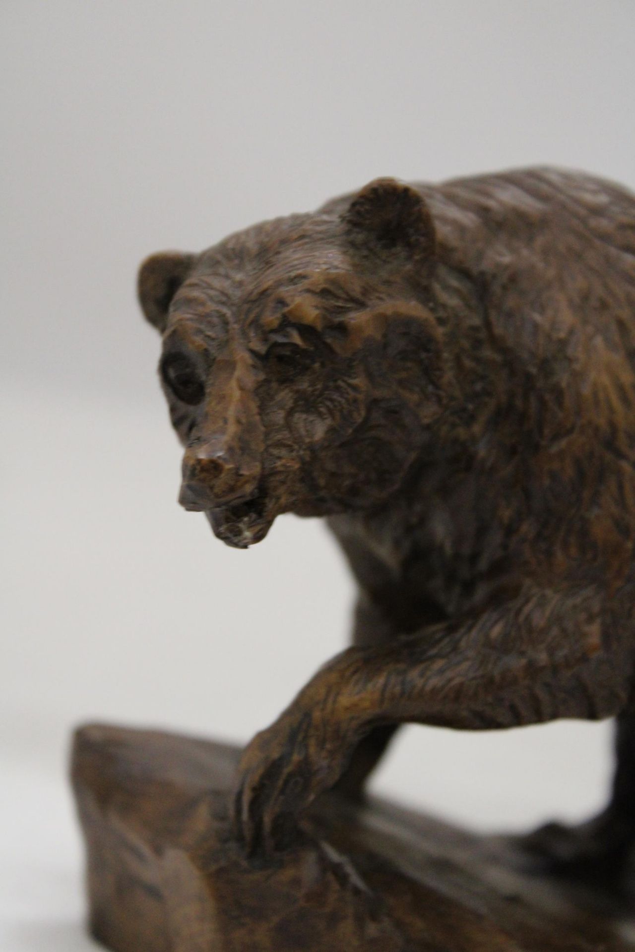A HAND CARVED BEAR FIGURE, SIGNED, HEIGHT 12CM - Image 6 of 6