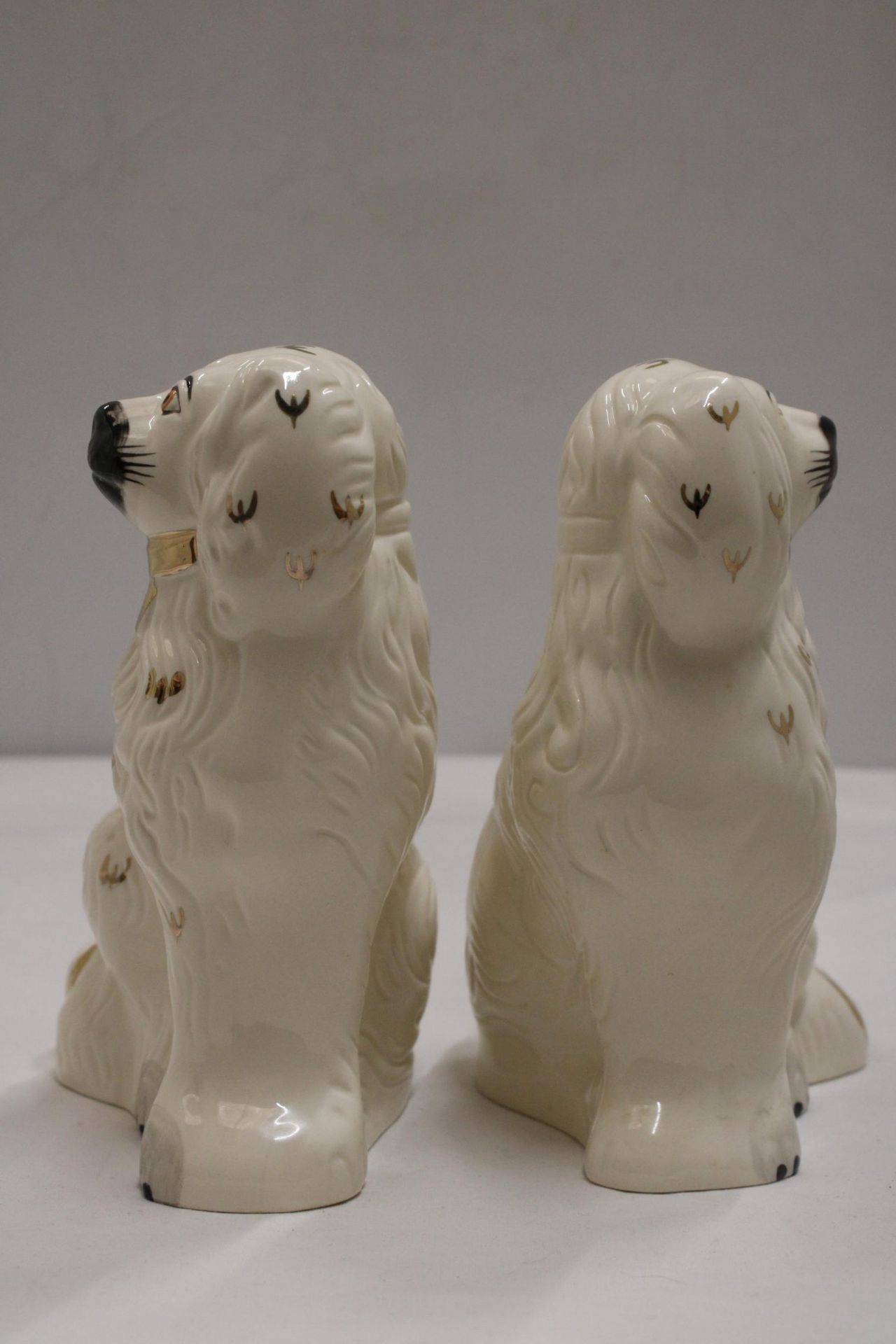 A LARGE SIZED PAIR OF ROYAL DOULTON SPANIEL DOGS IN ORIGINAL BOX - Image 3 of 6