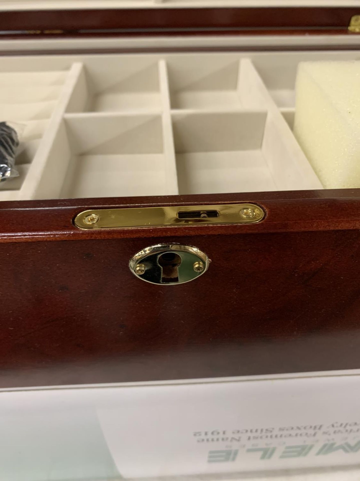 A WOODEN JEWELLERY BOX WITH INLAY TO THE TOP INCLUDES KEY AND AS NEW IN BOX - Image 2 of 4