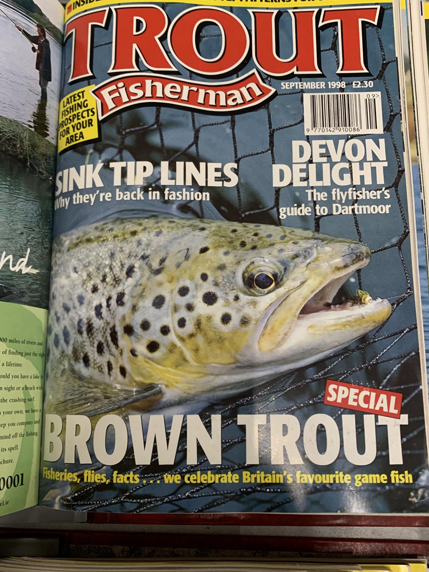 A LARGE COLLECTION OF FISHING MAGAZINES TO INCLUDE "TROUT FISHERMAN" AND "FLY FISHING AND FLY TYING" - Bild 6 aus 6