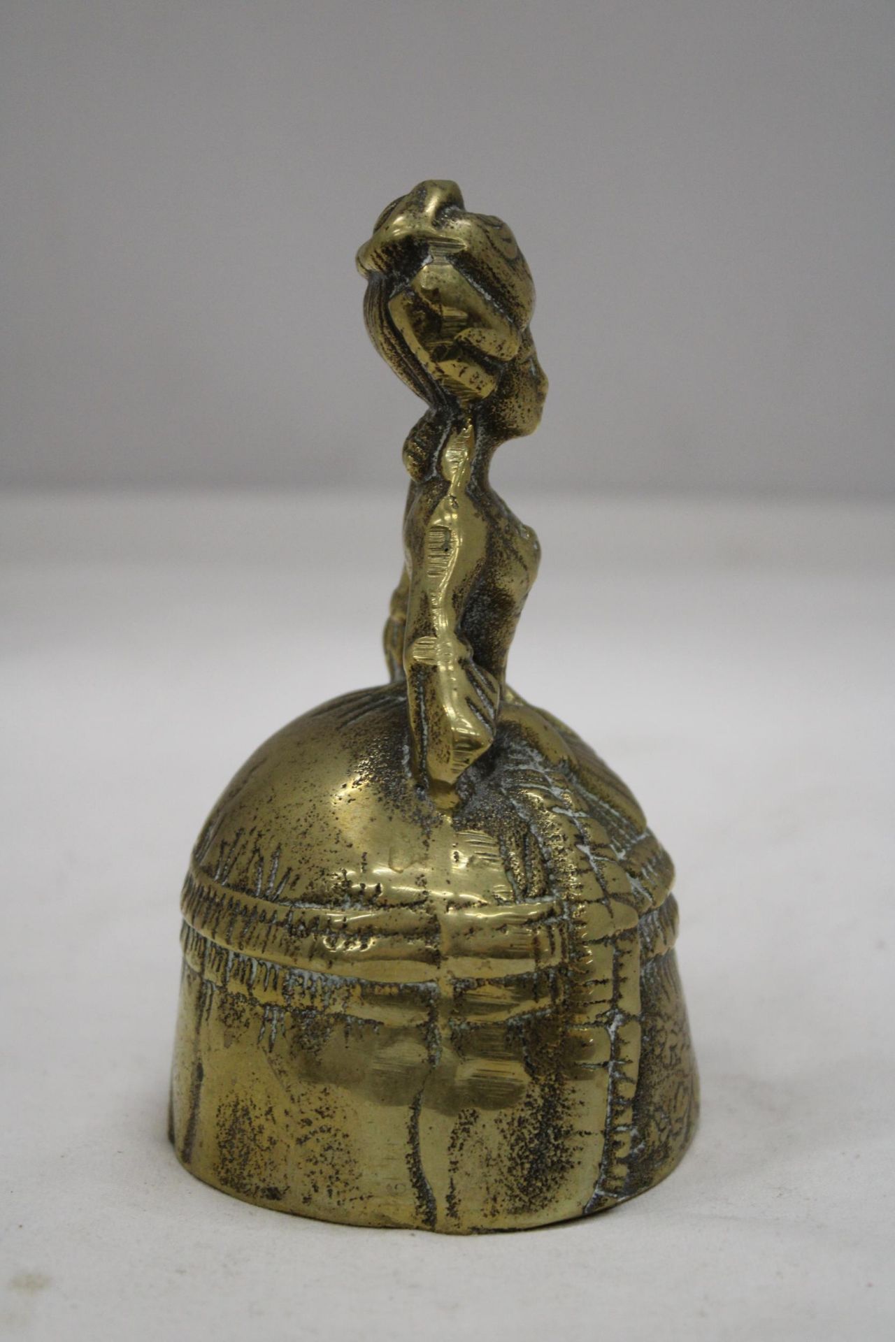 A VINTAGE BRASS BELL MODELLED AS A VICTORIAN WOMAN - Image 5 of 6