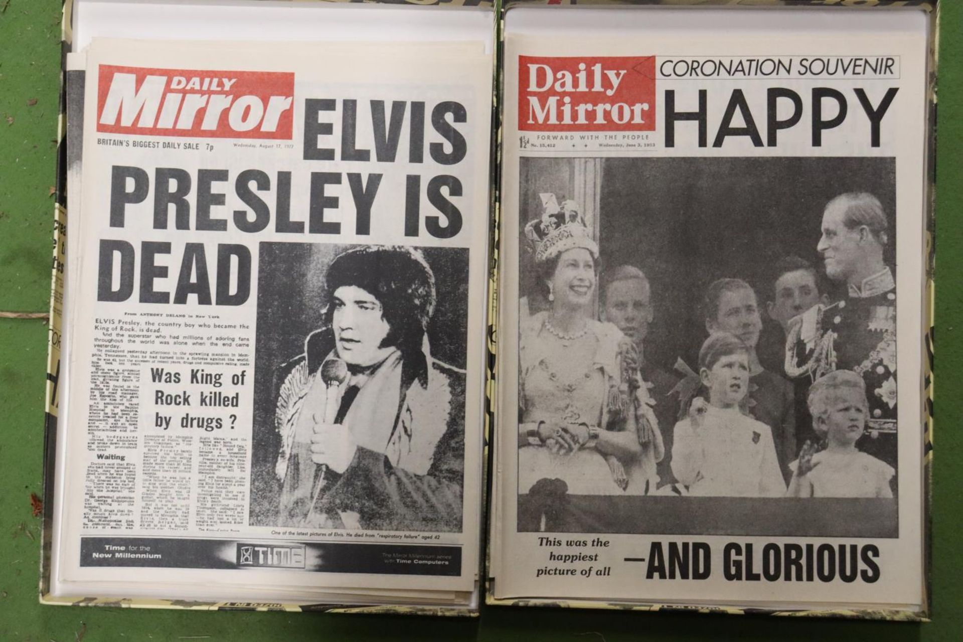 A BOXED 'HISTORIC HEADLINES' SET, WITH SIX REPRINTED NEWSPAPERS TAKEN FROM ORIGINALS, TO INCLUDE THE - Image 3 of 4