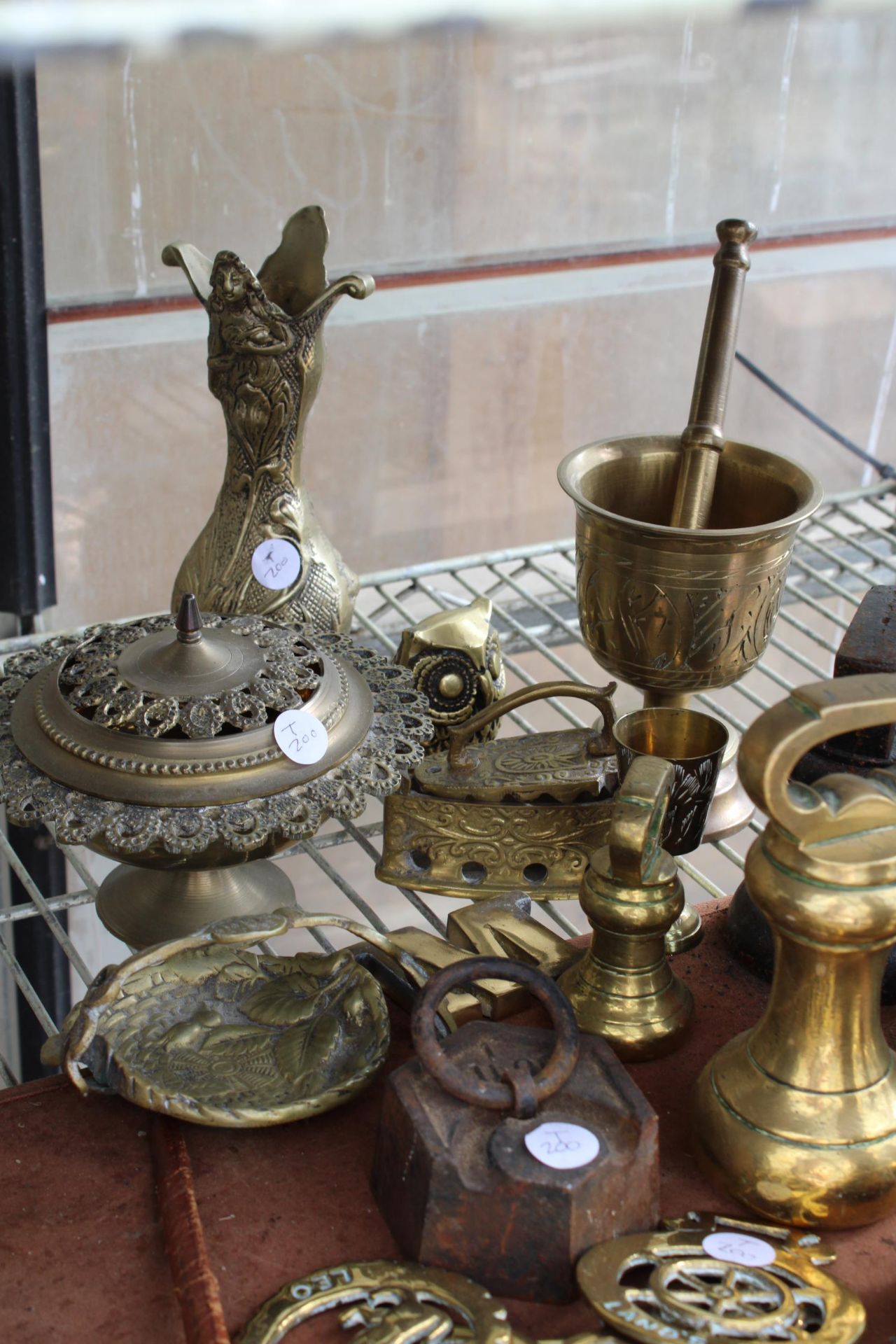 AN ASSORTMENT OF BRASS ITEMS TO INCLUDE BELL WEIGHTS, A PESTAL AND MORTAR AND HORSE BRASSES ETC - Image 2 of 4