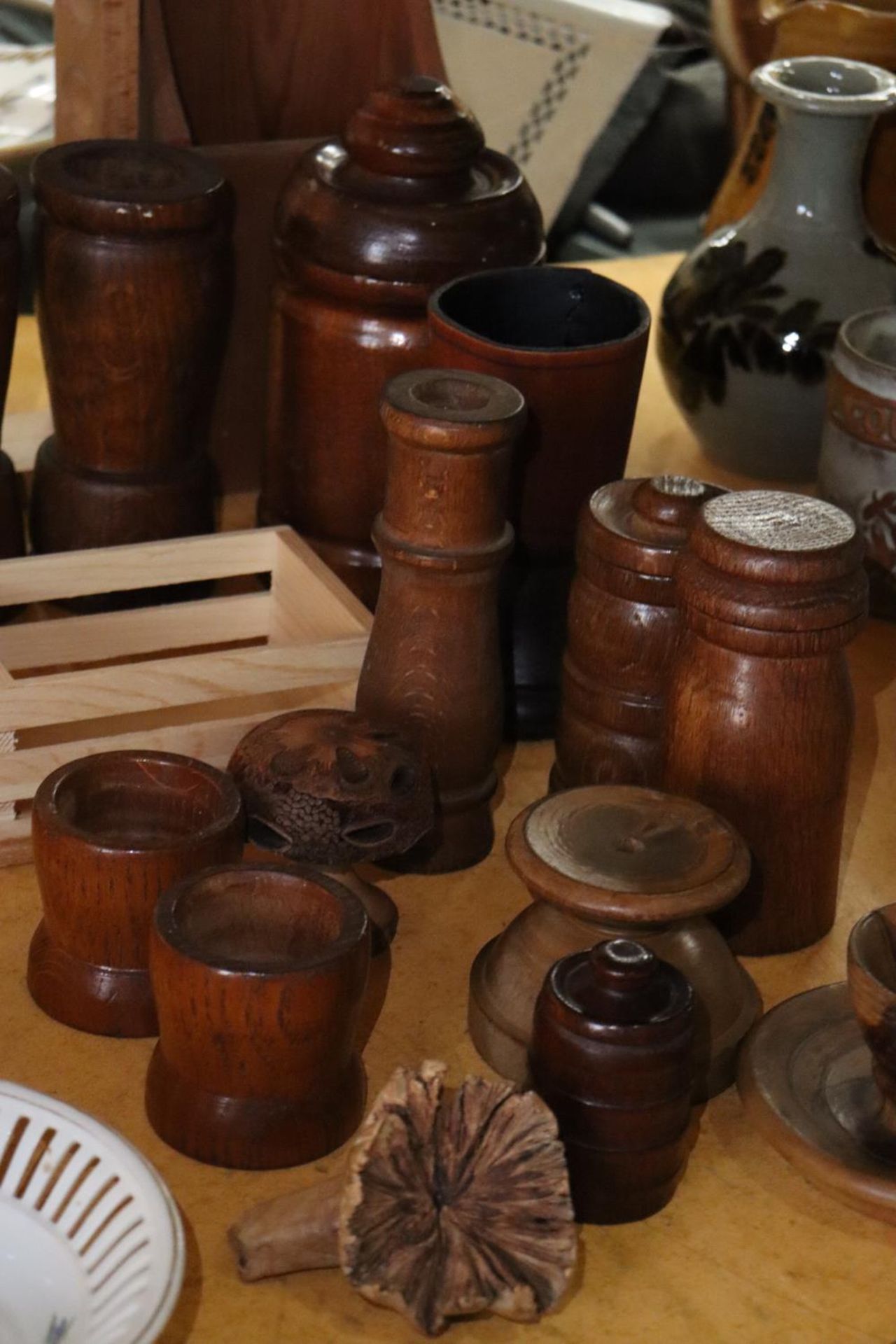 A QUANTITY OF TREEN TO INCLUDE CANDLESTICKS, CANDLEBOC, MUSHROOMS, ETC., - Bild 3 aus 6