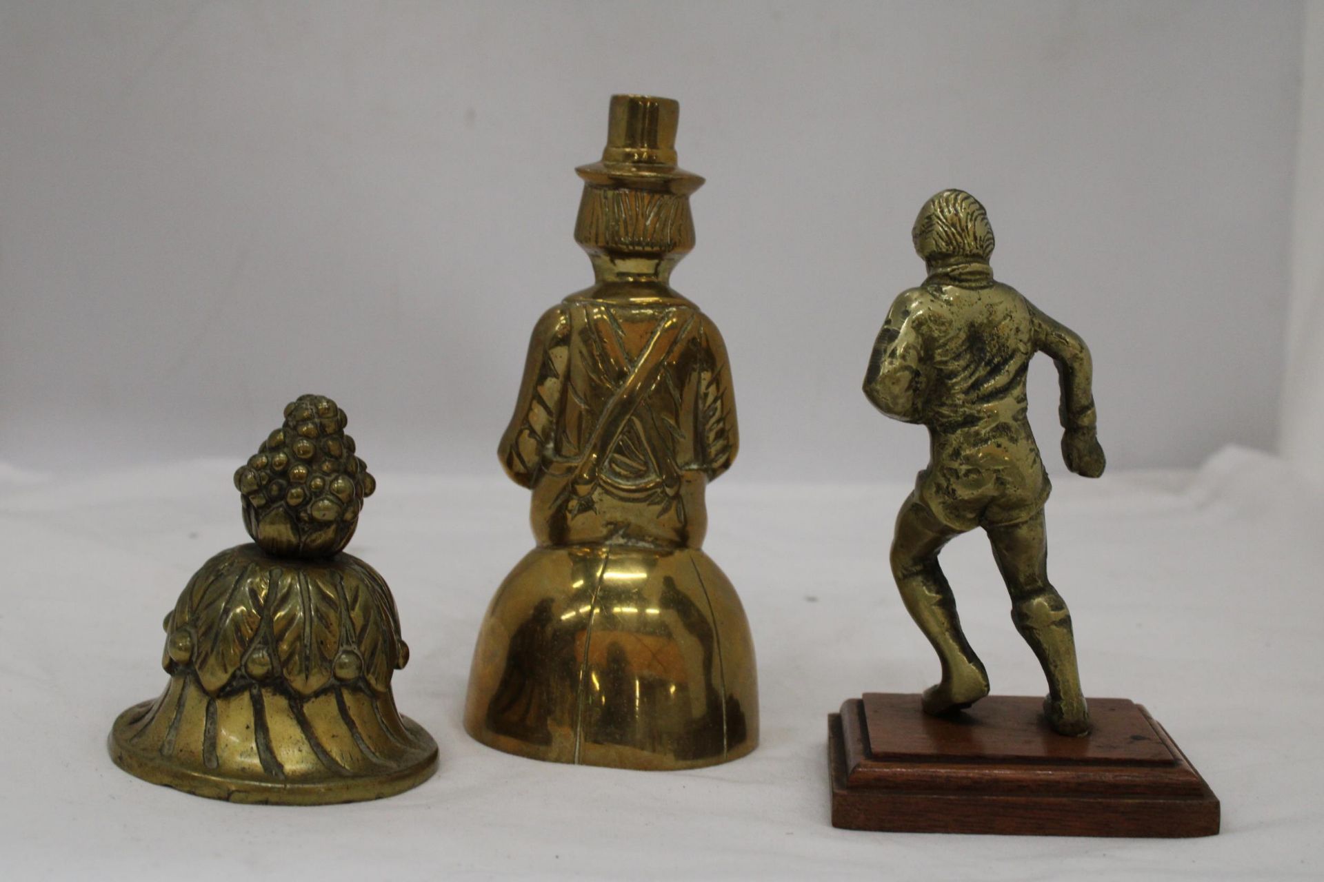 THREE BRASS ITEMS TO INCLUDE A HEAVY PAPERWEIGHT, CLOWN AND RUGBY PLAYER - Image 4 of 7
