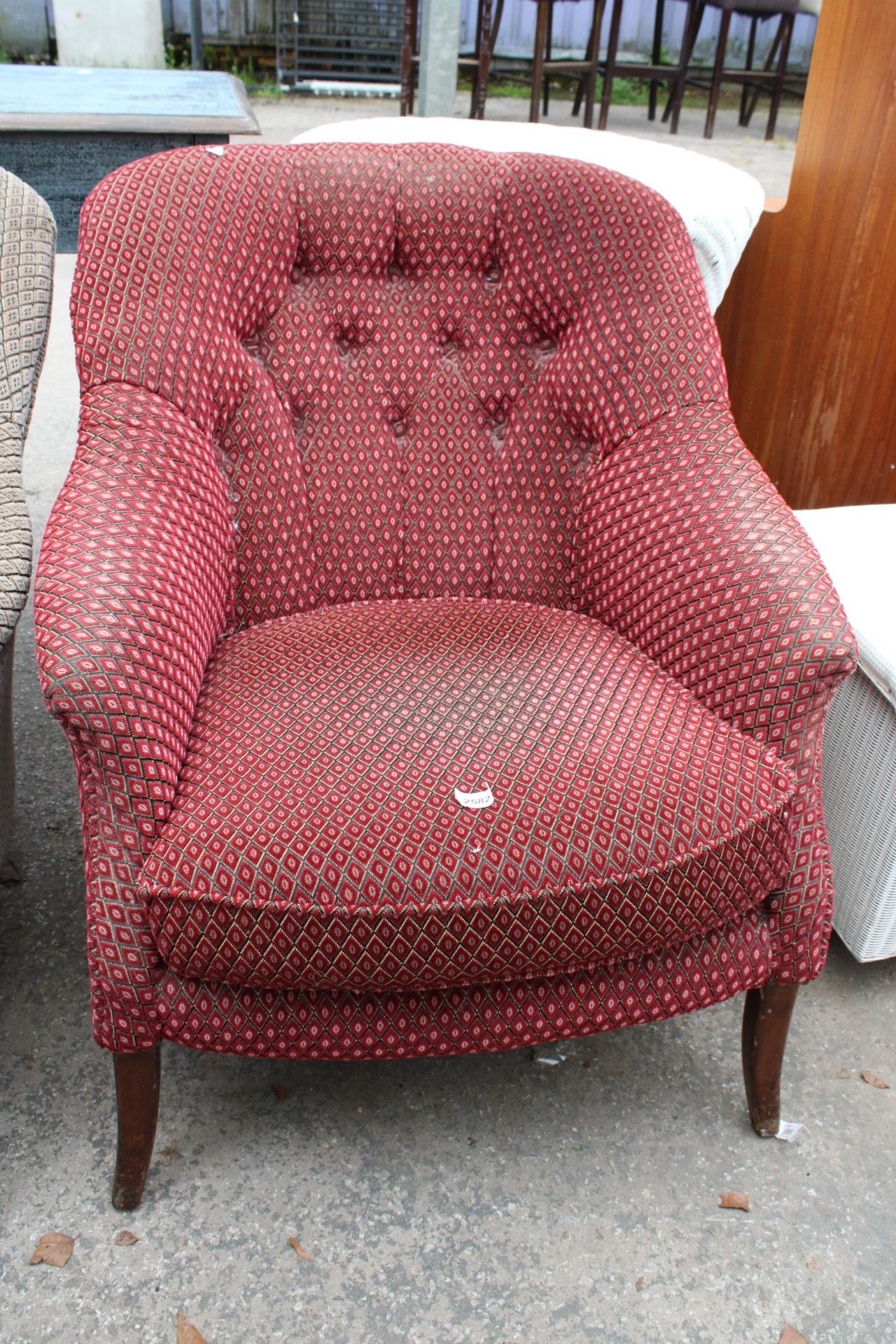 A PAIR OF VICTORIAN STYLE BUTTON BACK LOUNGE CHAIRS - Image 3 of 3