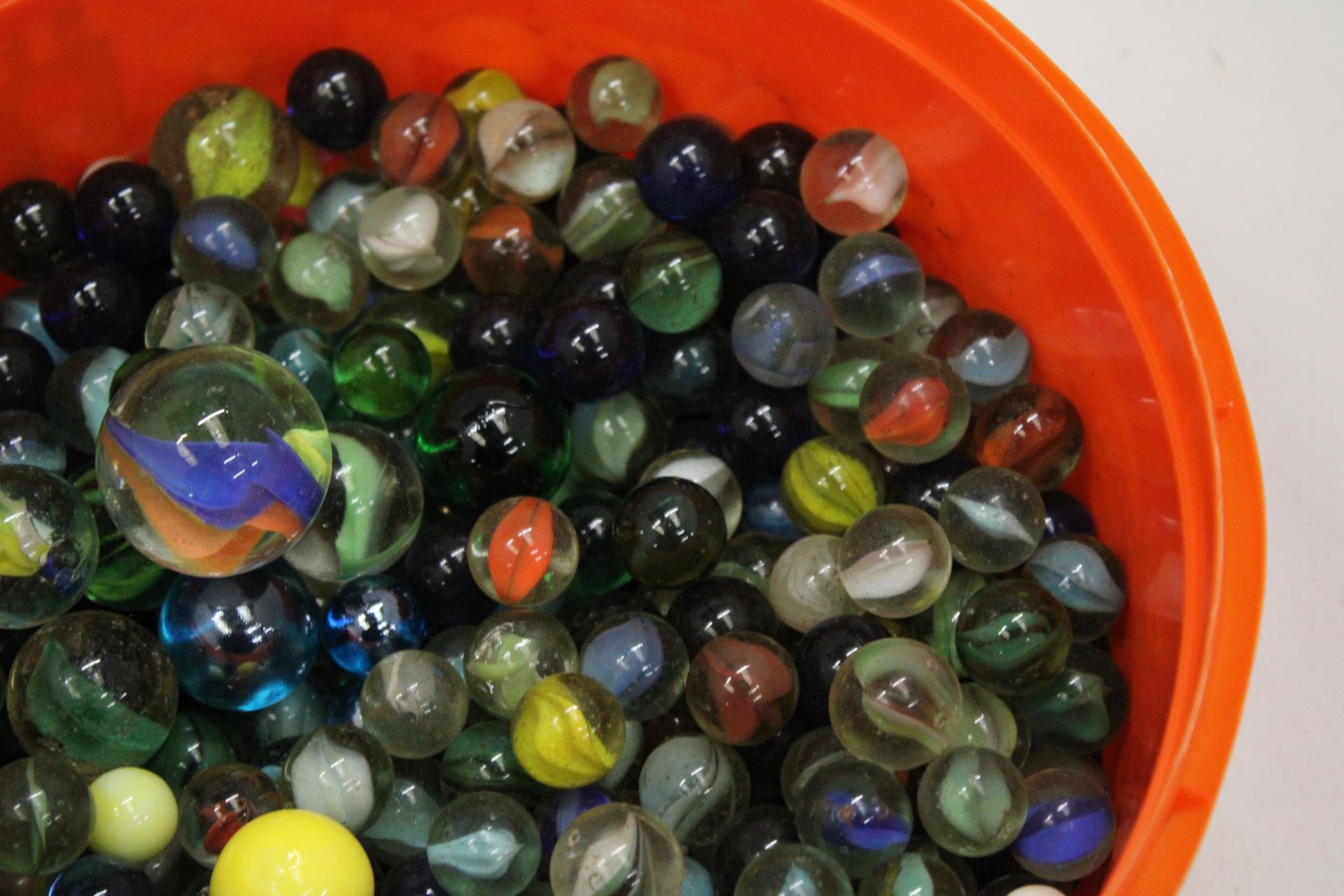 A LARGE COLLECTION OF VINTAGE MARBLES - Image 5 of 5