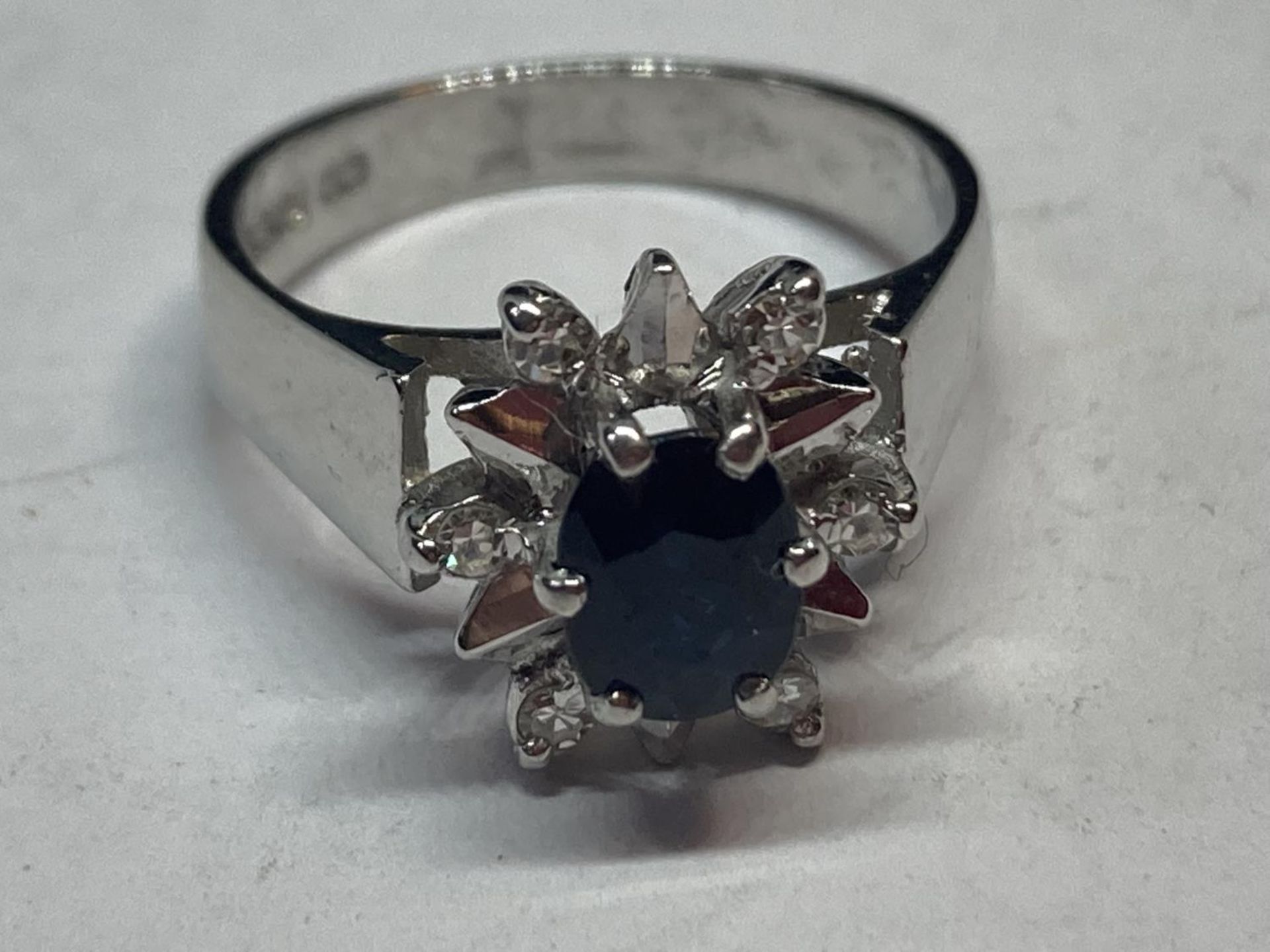 AN 18 CARAT WHITE GOLD RING WITH SAPHHIRE AND DIAMONDS SIZE H/I - Image 2 of 4