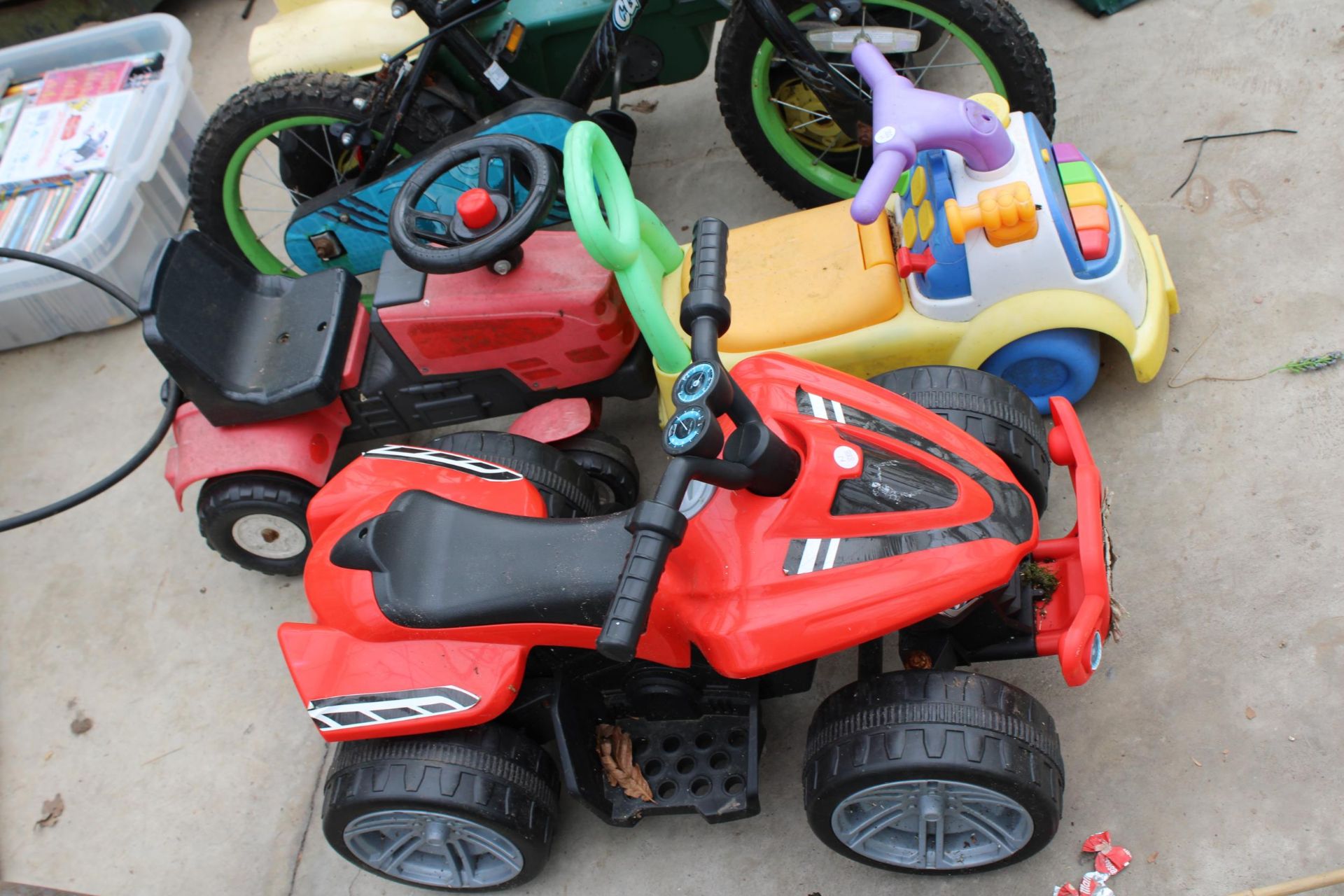 AN ASSORTMENT OF CHILDRENS TOYS TO INCLUDE A JOHN DEERE PEDAL TRACTOR, AN ELECTRIC QUAD BIKE AND A - Image 3 of 3